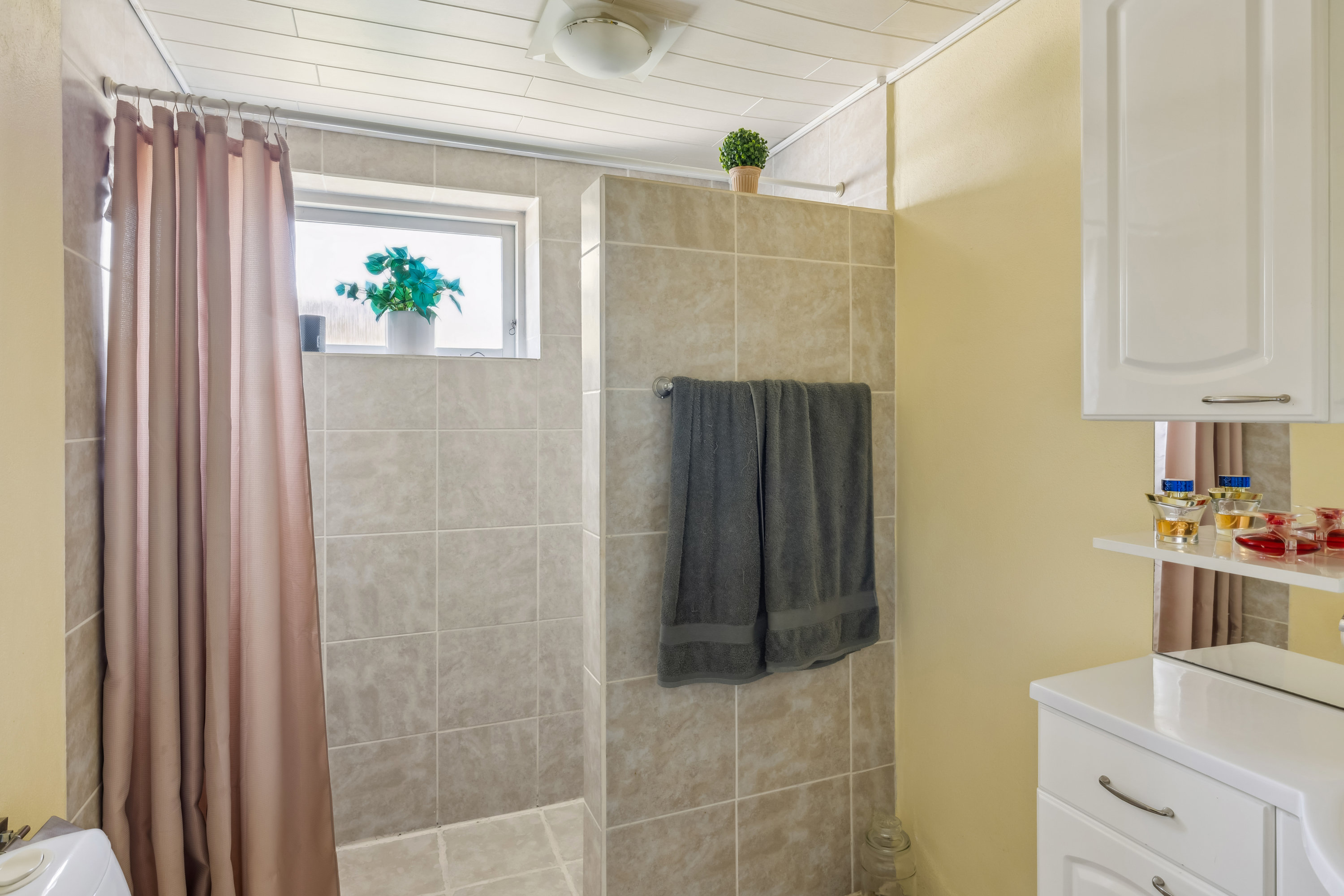 Fremhævet badeværelse billede i fuldskærmstilstand. Billede af Stokkebro 45, Gjerrild, 8500 Grenaa