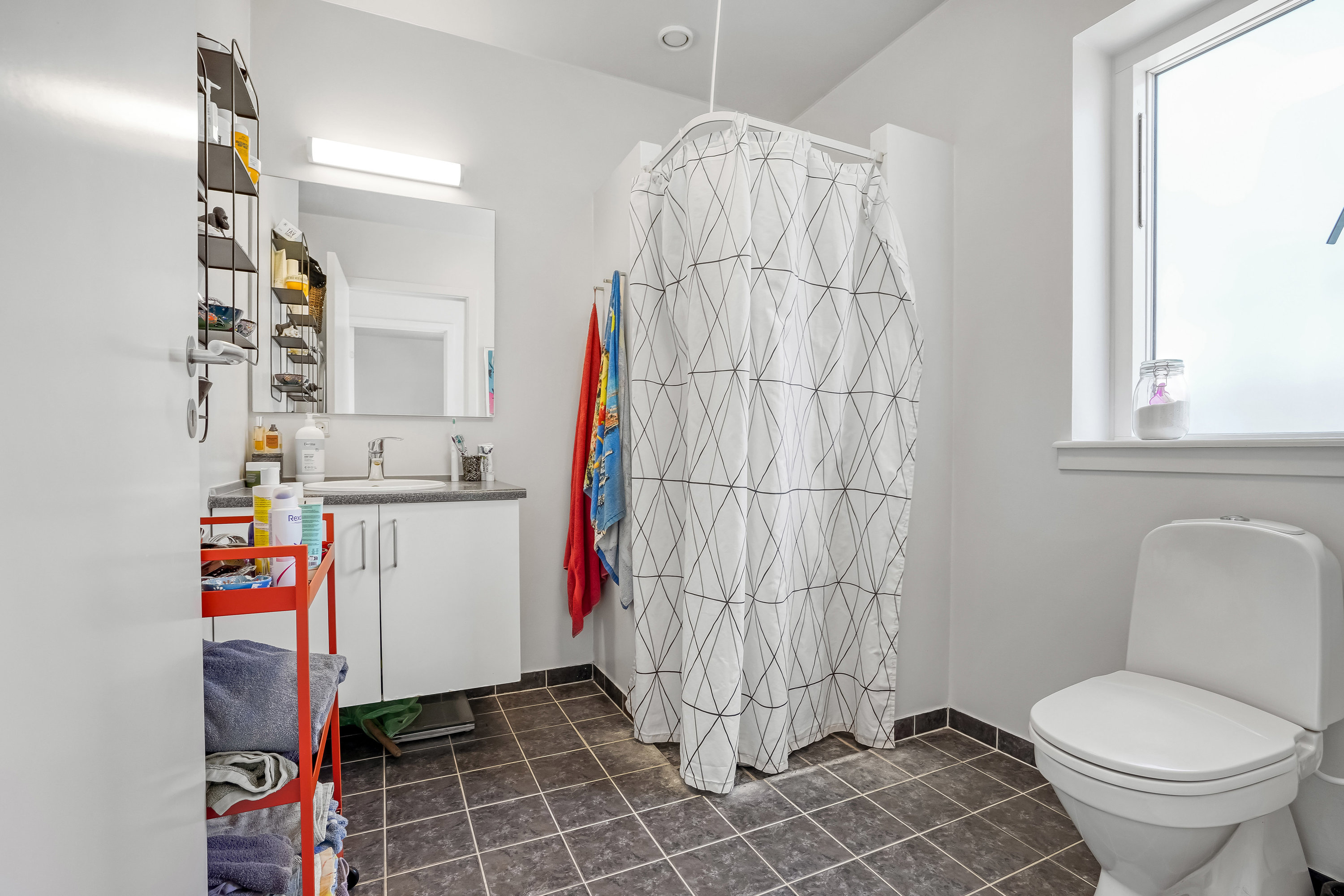 Fremhævet badeværelse billede i fuldskærmstilstand. Billede af Ørstedsgade 9, 1. 1., 5000 Odense C