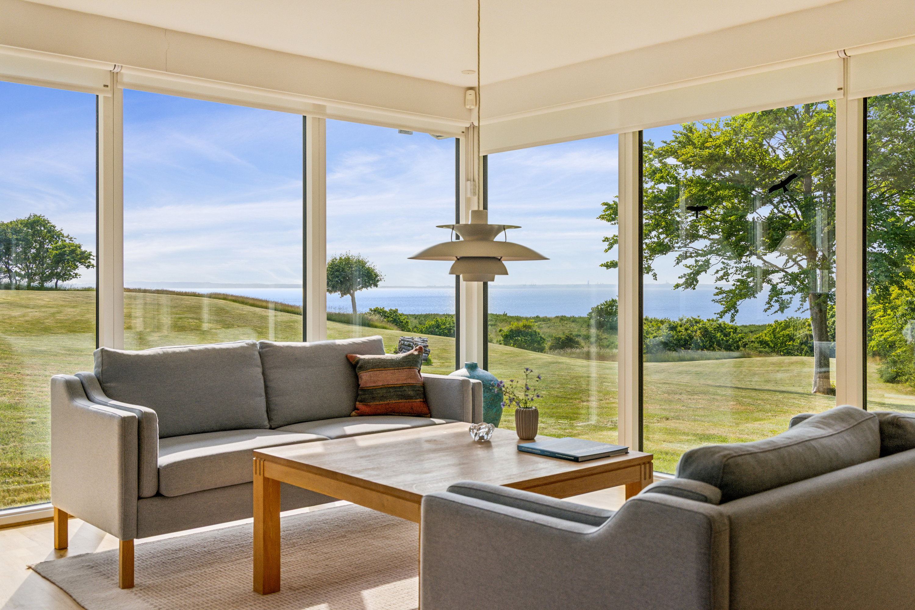 Fremhævet stue billede i fuldskærmstilstand. Billede af Skoven 1B, Fejrup Strand, 8420 Knebel