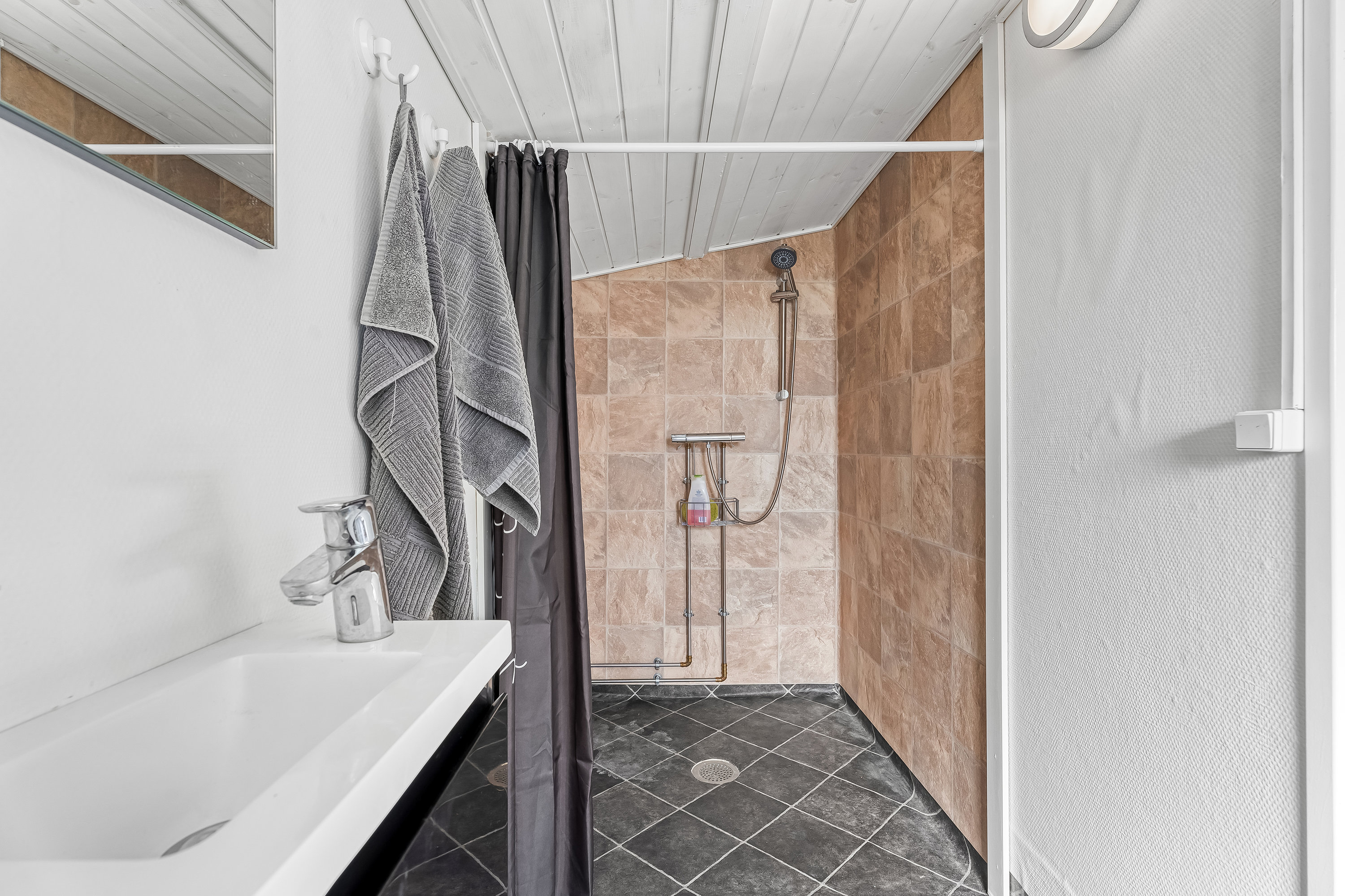 Fremhævet badeværelse billede i fuldskærmstilstand. Billede af Lyngvej 12, 4945 Femø