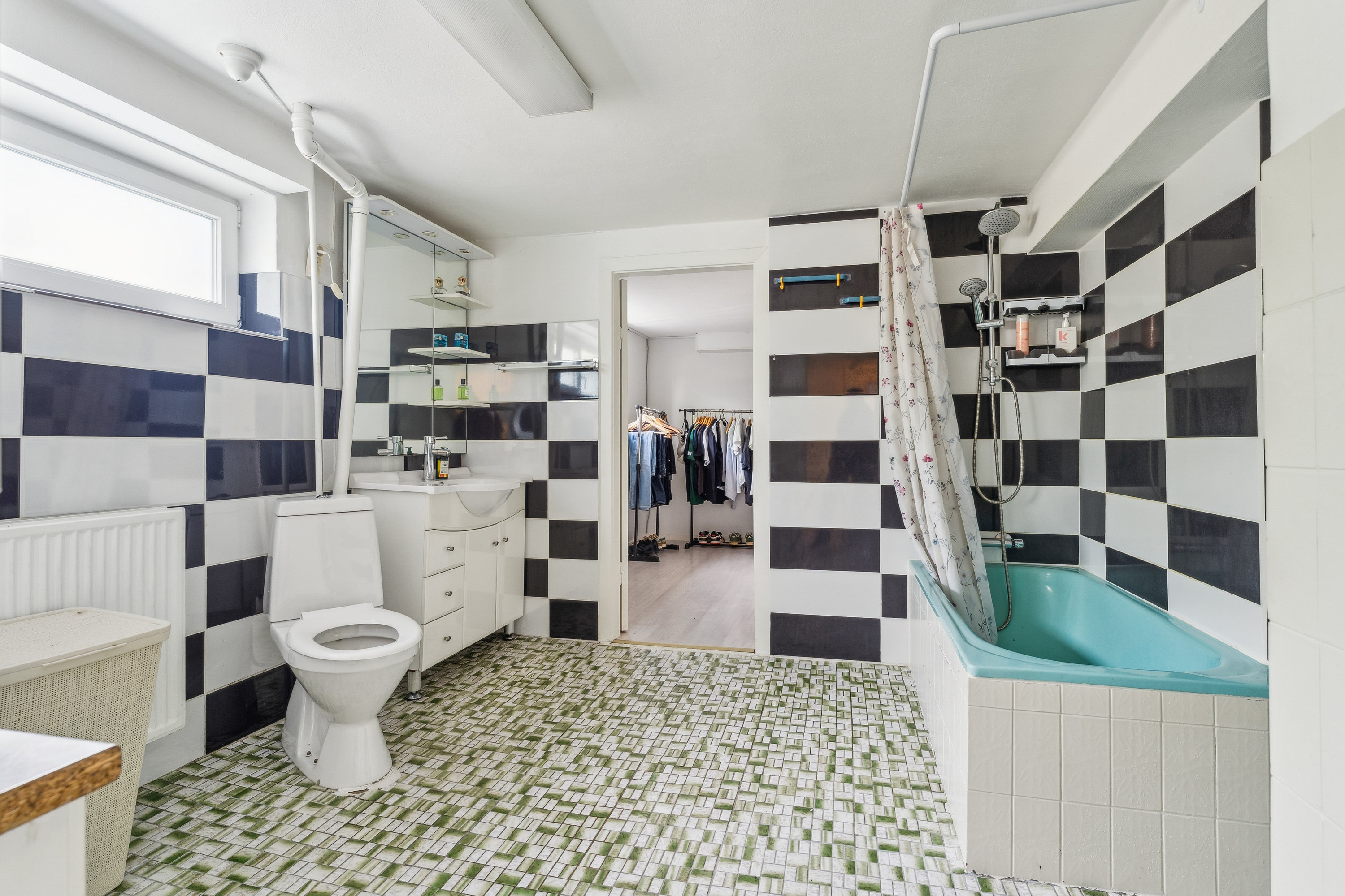 Fremhævet badeværelse billede i fuldskærmstilstand. Billede af Kirkevænget 8, 8860 Ulstrup