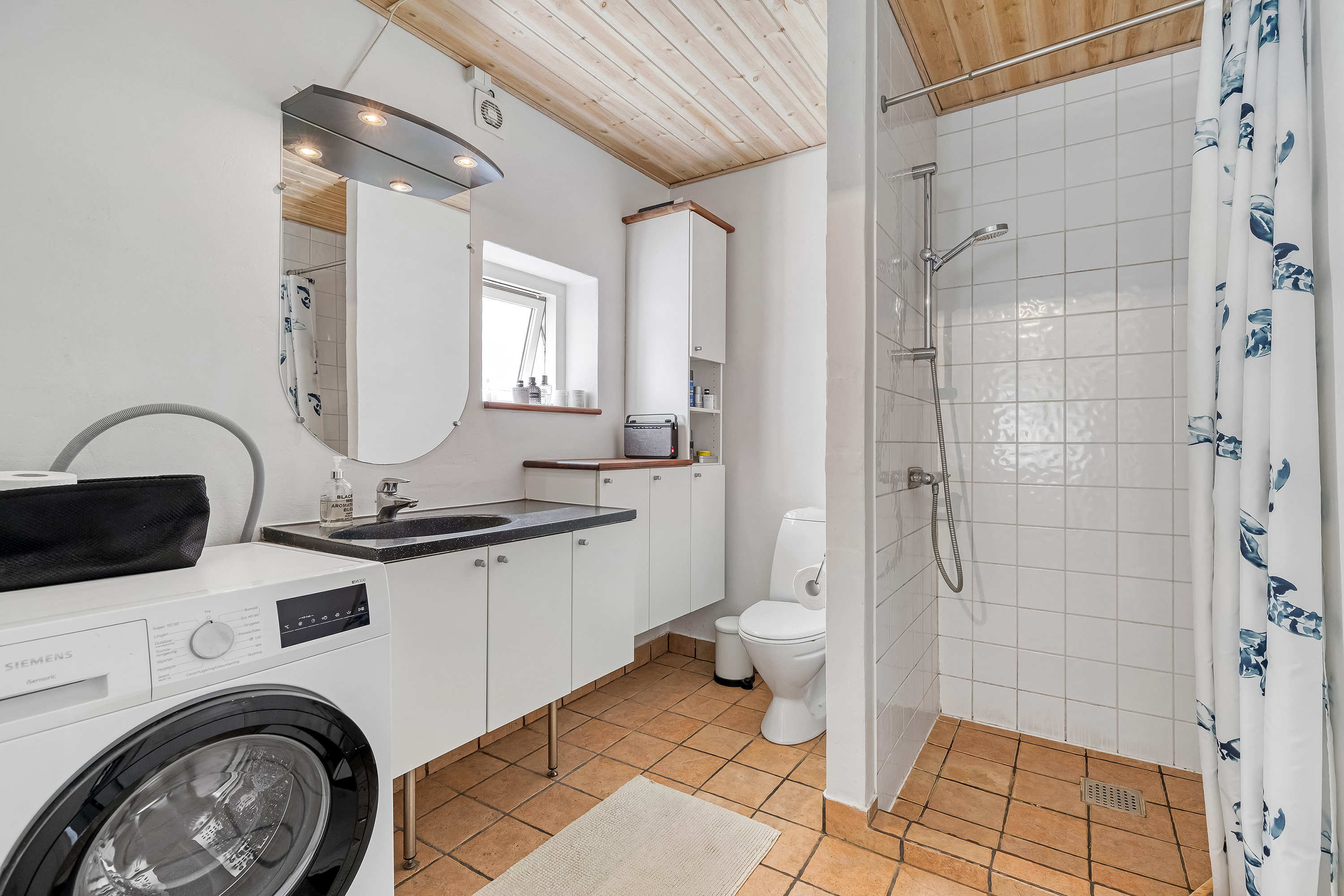 Fremhævet badeværelse billede i fuldskærmstilstand. Billede af Kongensgade 15H, 3550 Slangerup