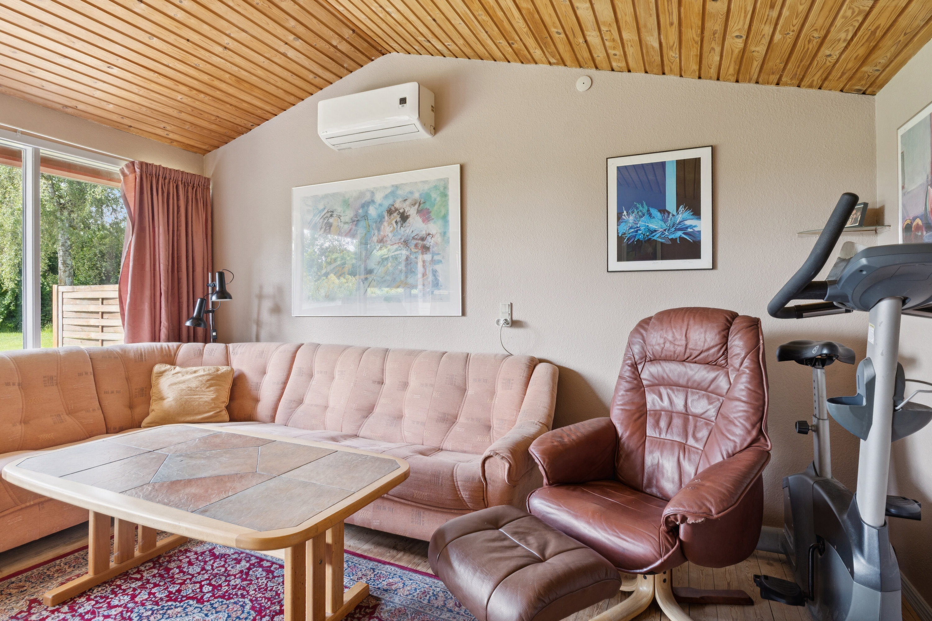 Fremhævet stue billede i fuldskærmstilstand. Billede af Fjordvej 4, Lyndby, 4060 Kirke Såby