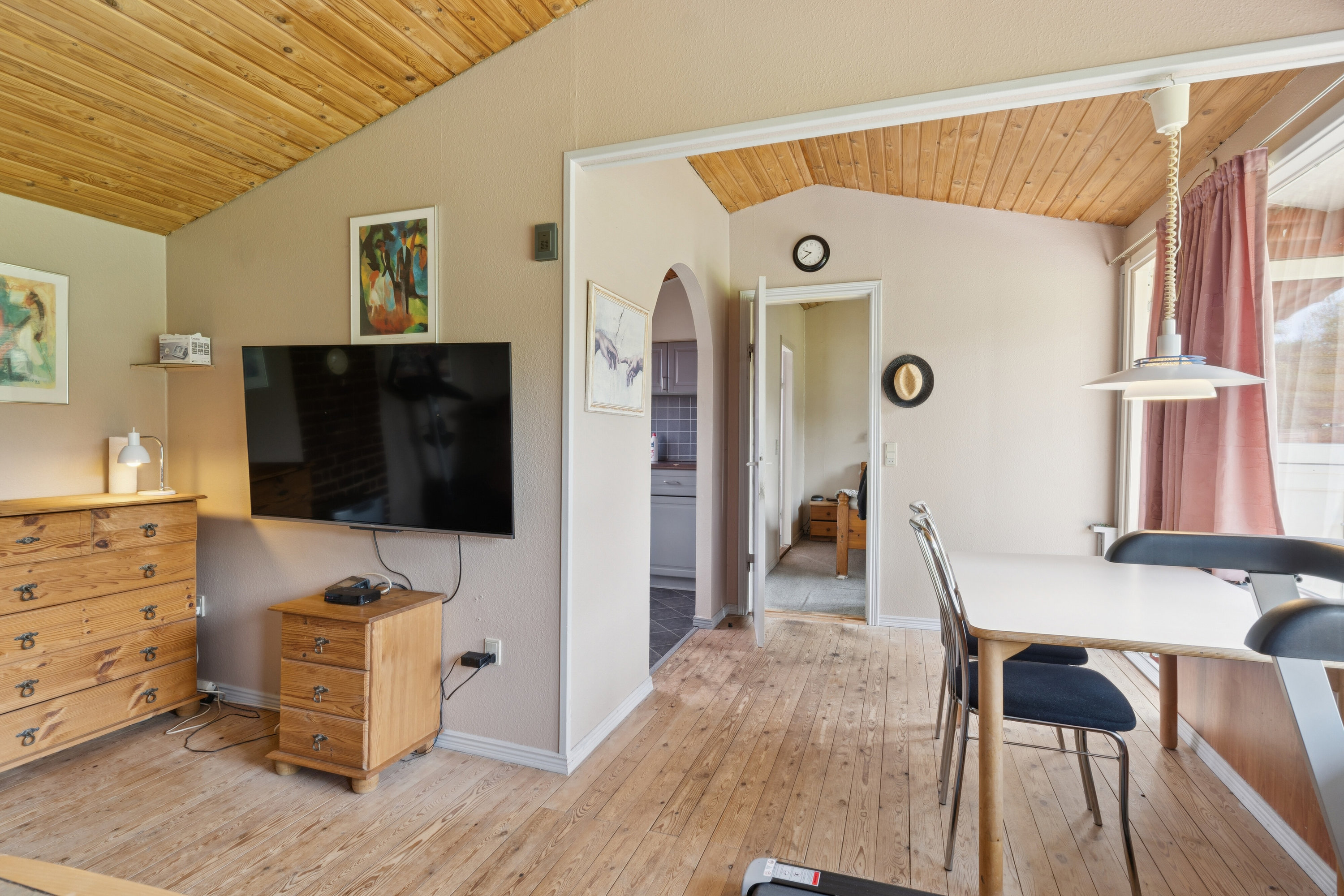 Fremhævet stue billede i fuldskærmstilstand. Billede af Fjordvej 4, Lyndby, 4060 Kirke Såby