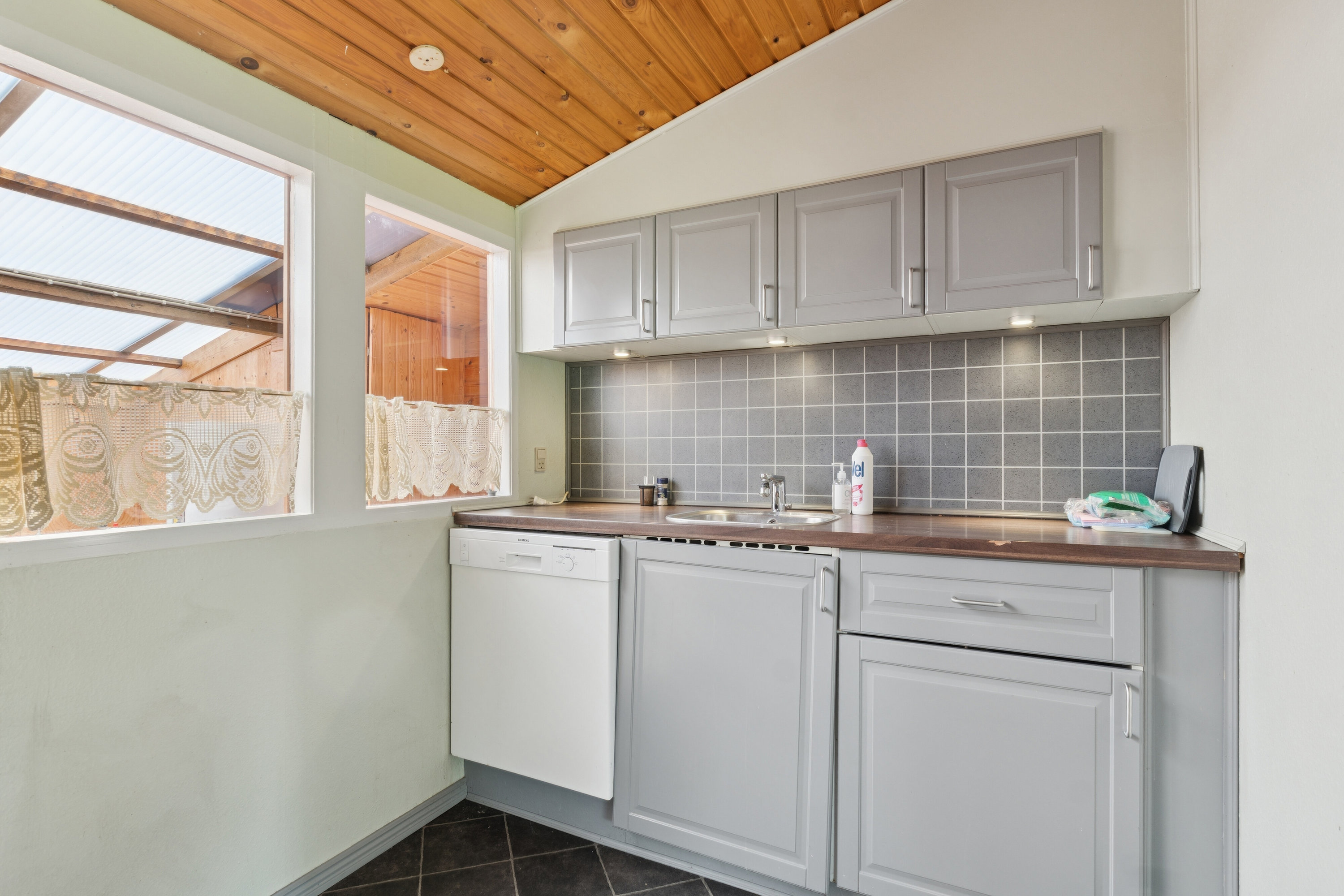 Fremhævet køkken billede i fuldskærmstilstand. Billede af Fjordvej 4, Lyndby, 4060 Kirke Såby