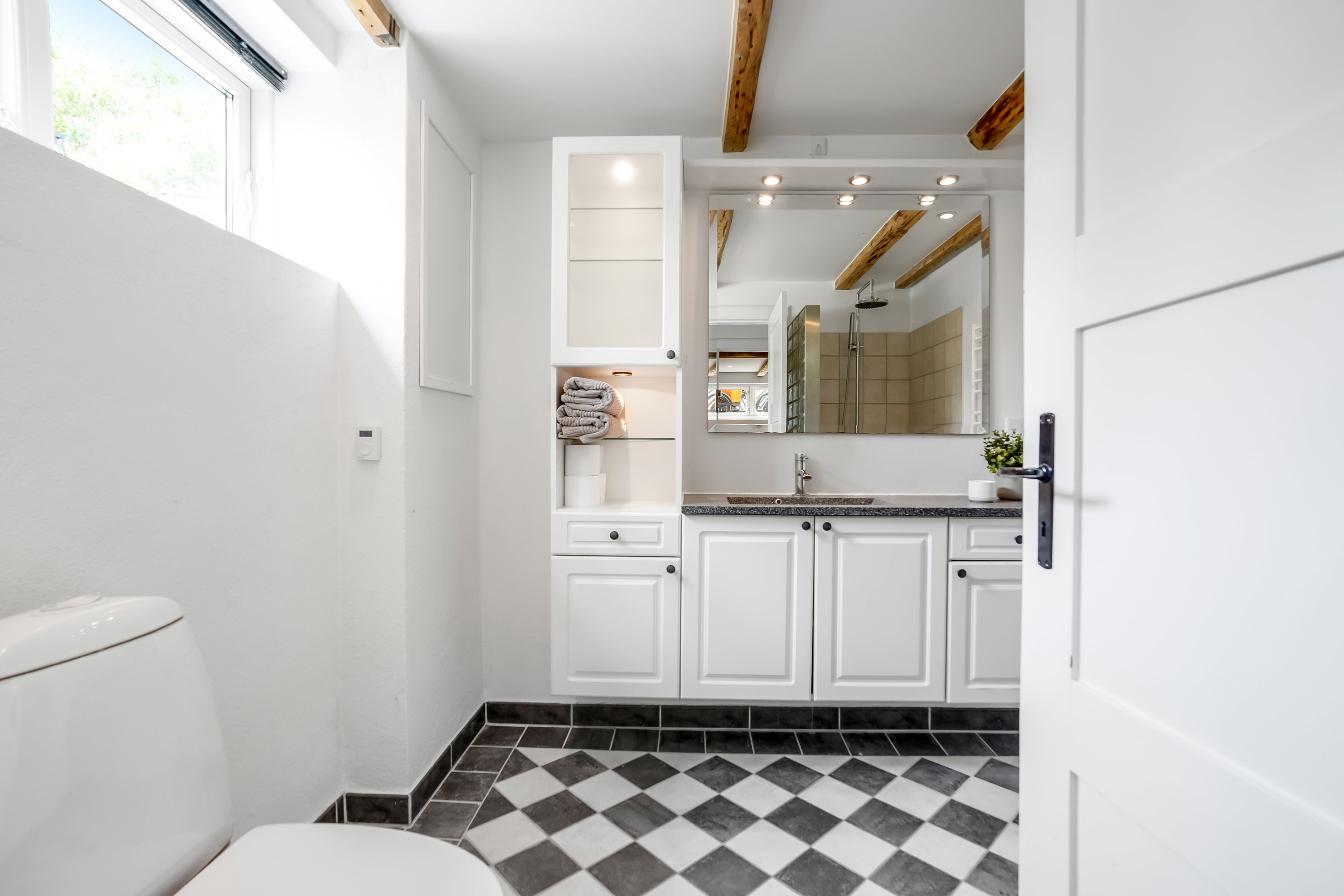 Fremhævet badeværelse billede i fuldskærmstilstand. Billede af Aarestrupsvej 17, 5230 Odense M