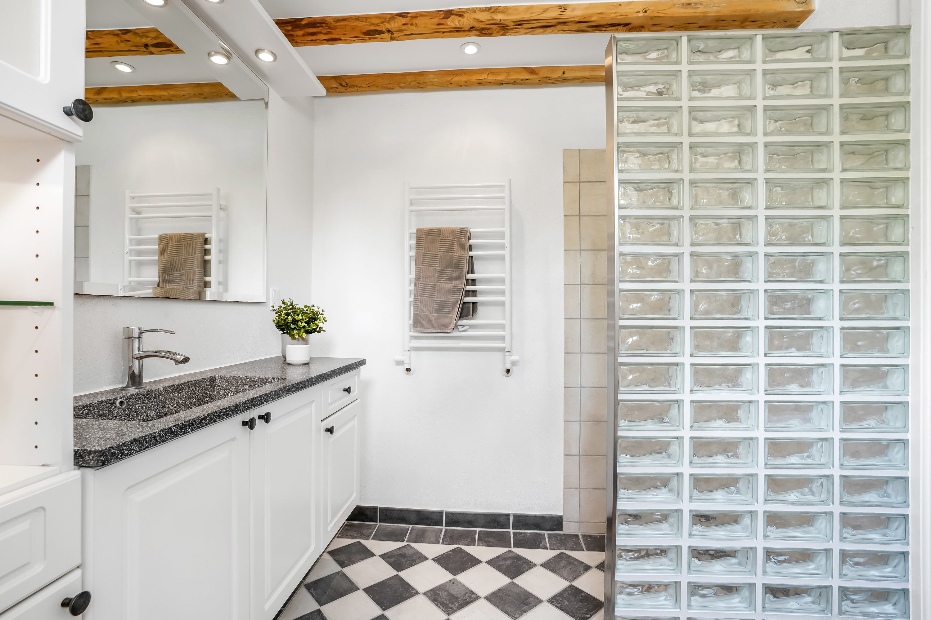 Fremhævet badeværelse billede i fuldskærmstilstand. Billede af Aarestrupsvej 17, 5230 Odense M