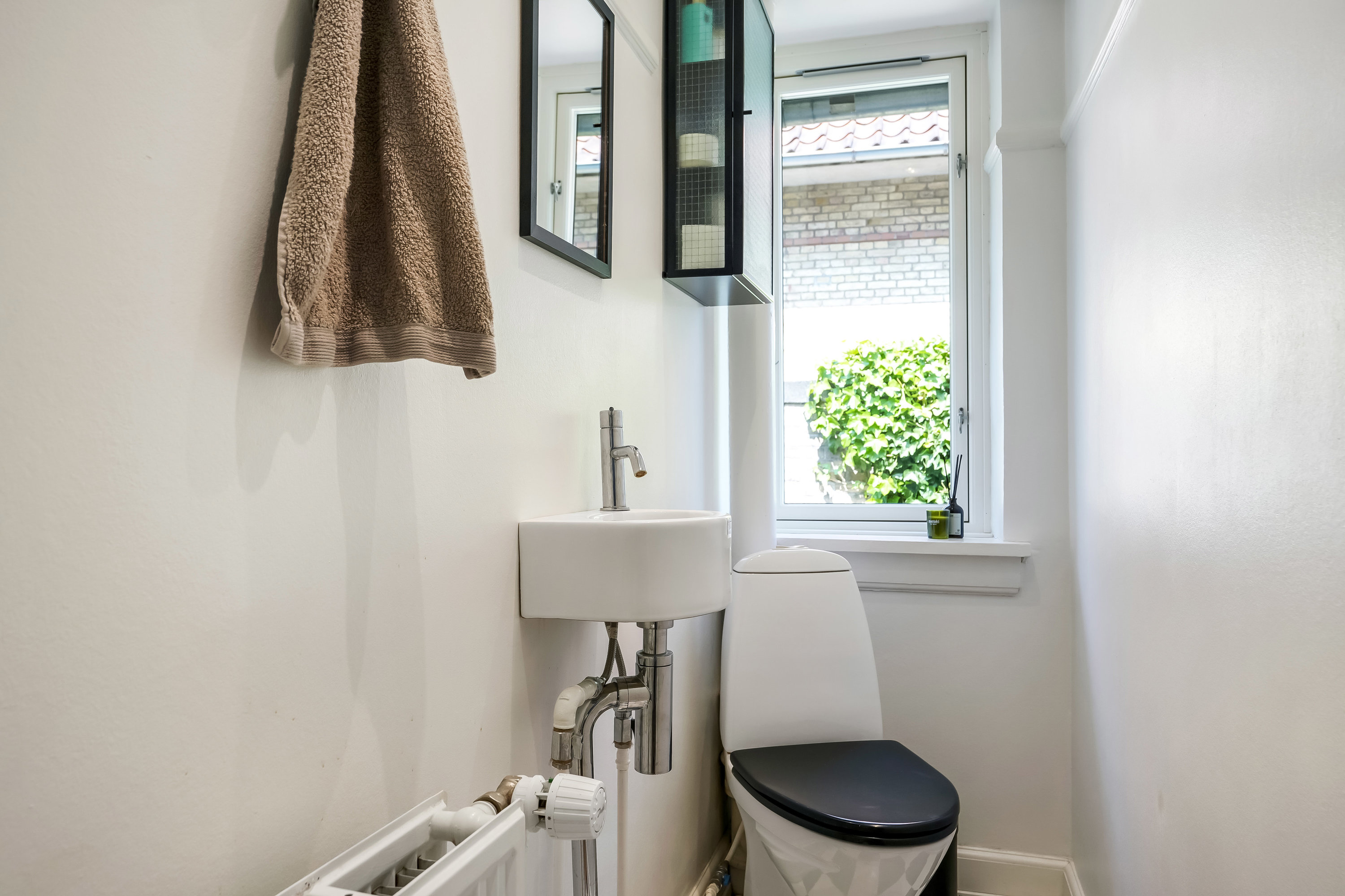 Fremhævet toilet billede i fuldskærmstilstand. Billede af Aarestrupsvej 17, 5230 Odense M