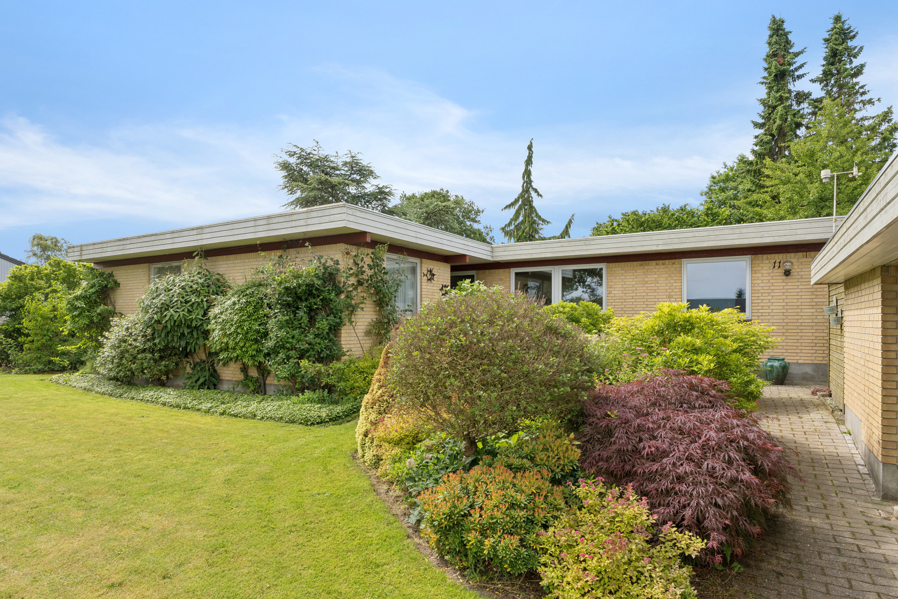 Miniaturebillede 2: set fra haven. Billede af Rødgranen 11, 8620 Kjellerup