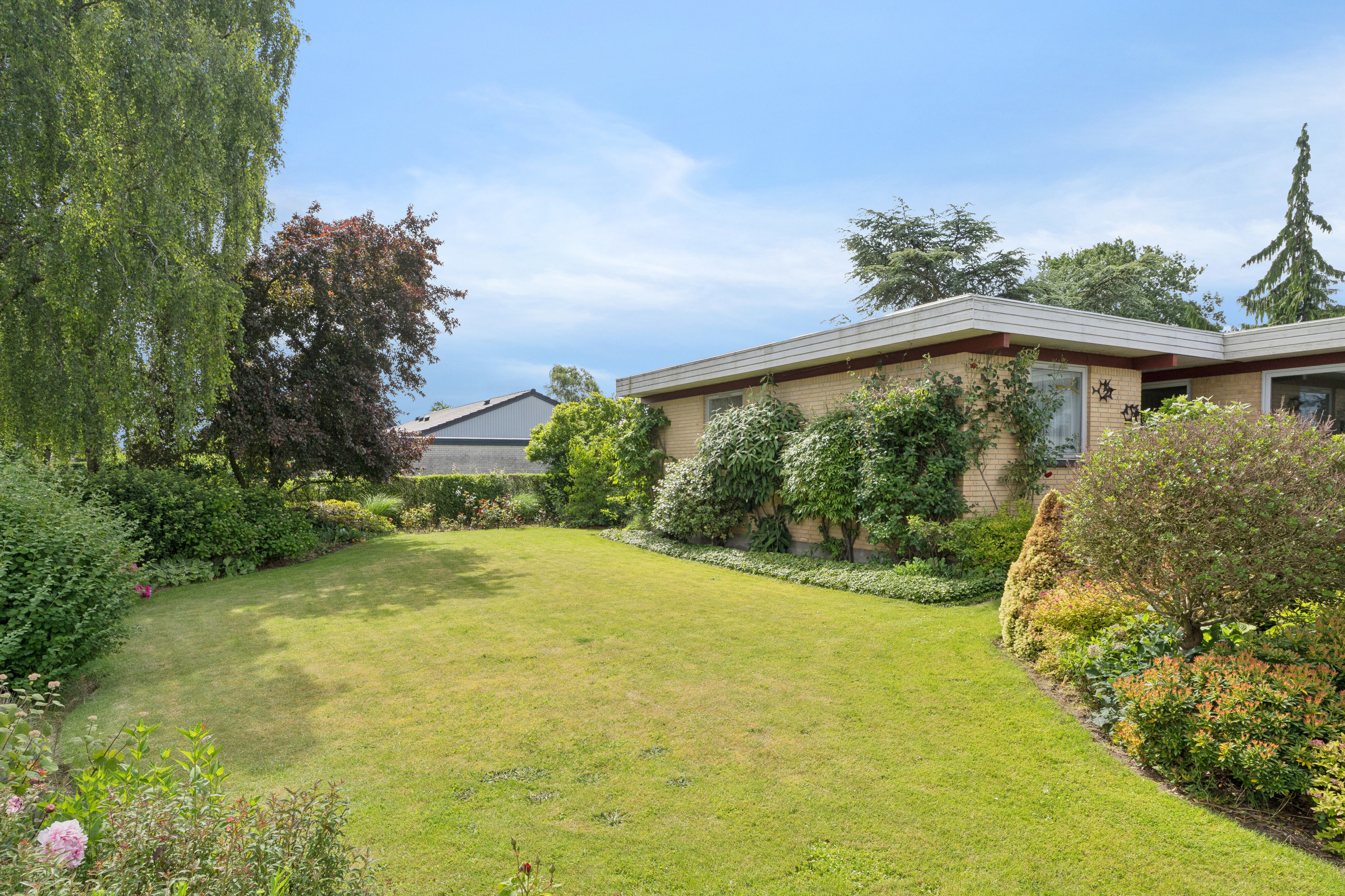 Fremhævet set fra haven billede i fuldskærmstilstand. Billede af Rødgranen 11, 8620 Kjellerup