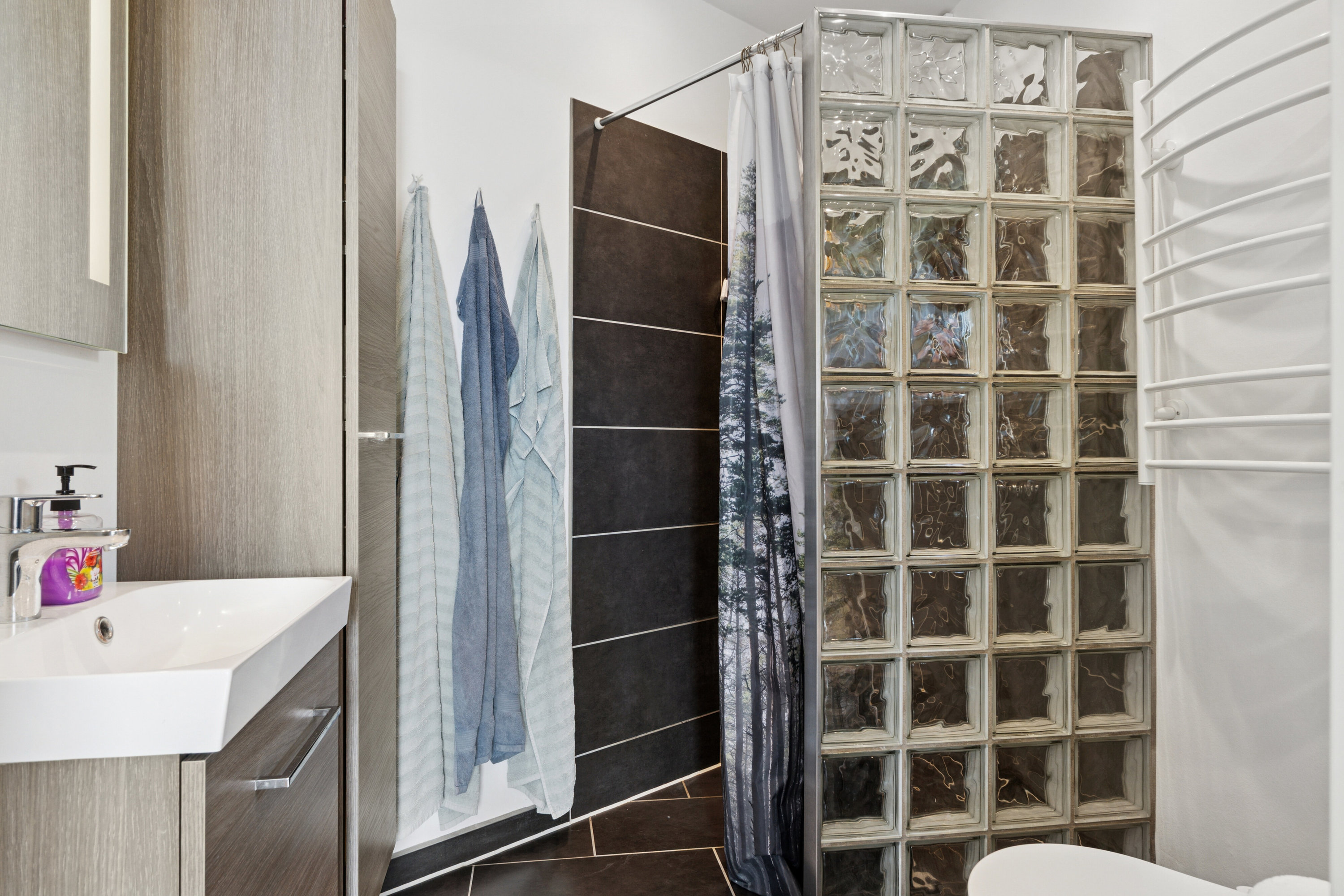 Fremhævet badeværelse billede i fuldskærmstilstand. Billede af Svinøvestervej 30, 4750 Lundby