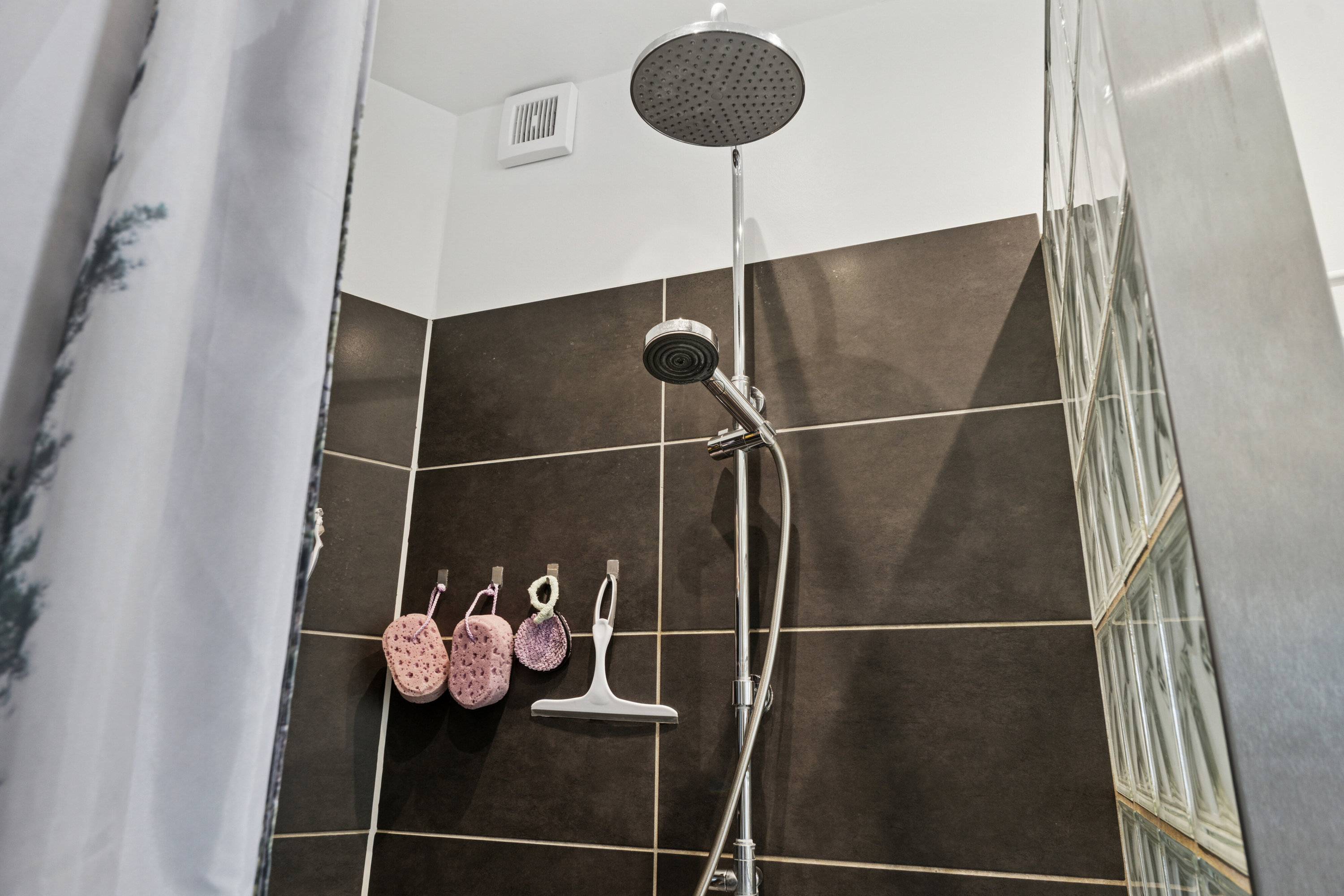 Fremhævet badeværelse billede i fuldskærmstilstand. Billede af Svinøvestervej 30, 4750 Lundby