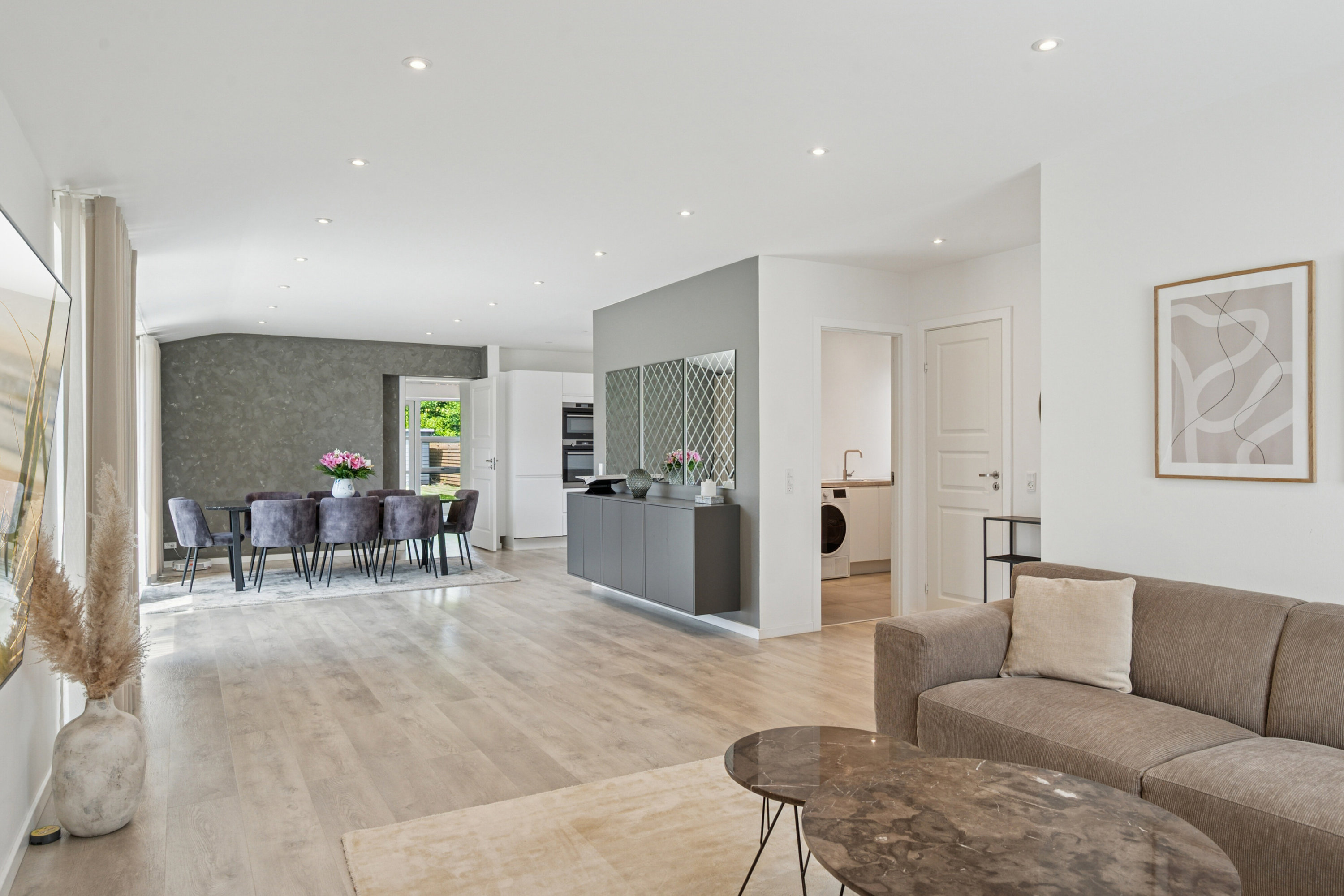 Fremhævet stue billede i fuldskærmstilstand. Billede af Niels Frederiksens Alle 27, 2610 Rødovre