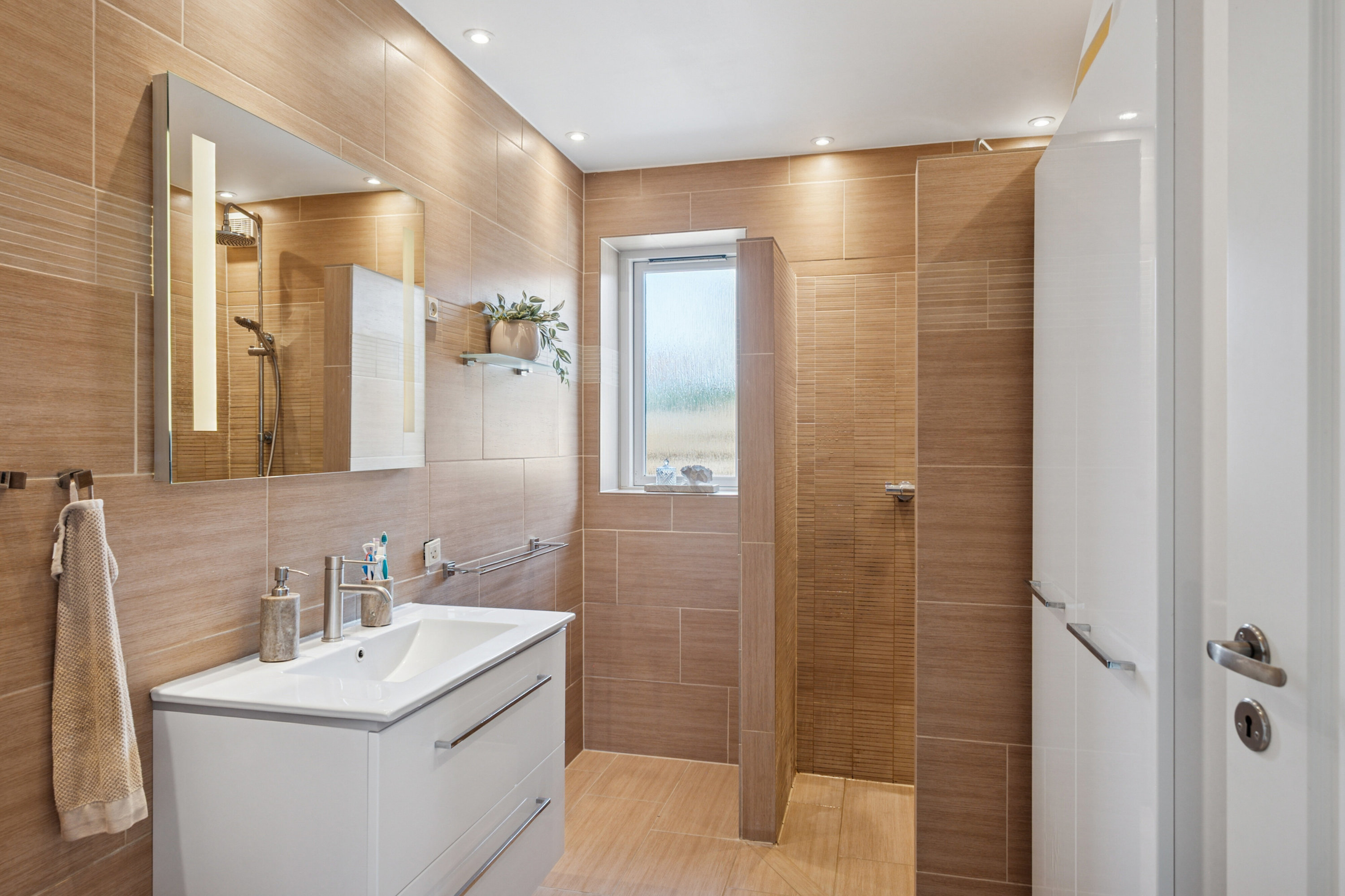 Fremhævet badeværelse billede i fuldskærmstilstand. Billede af Niels Frederiksens Alle 27, 2610 Rødovre