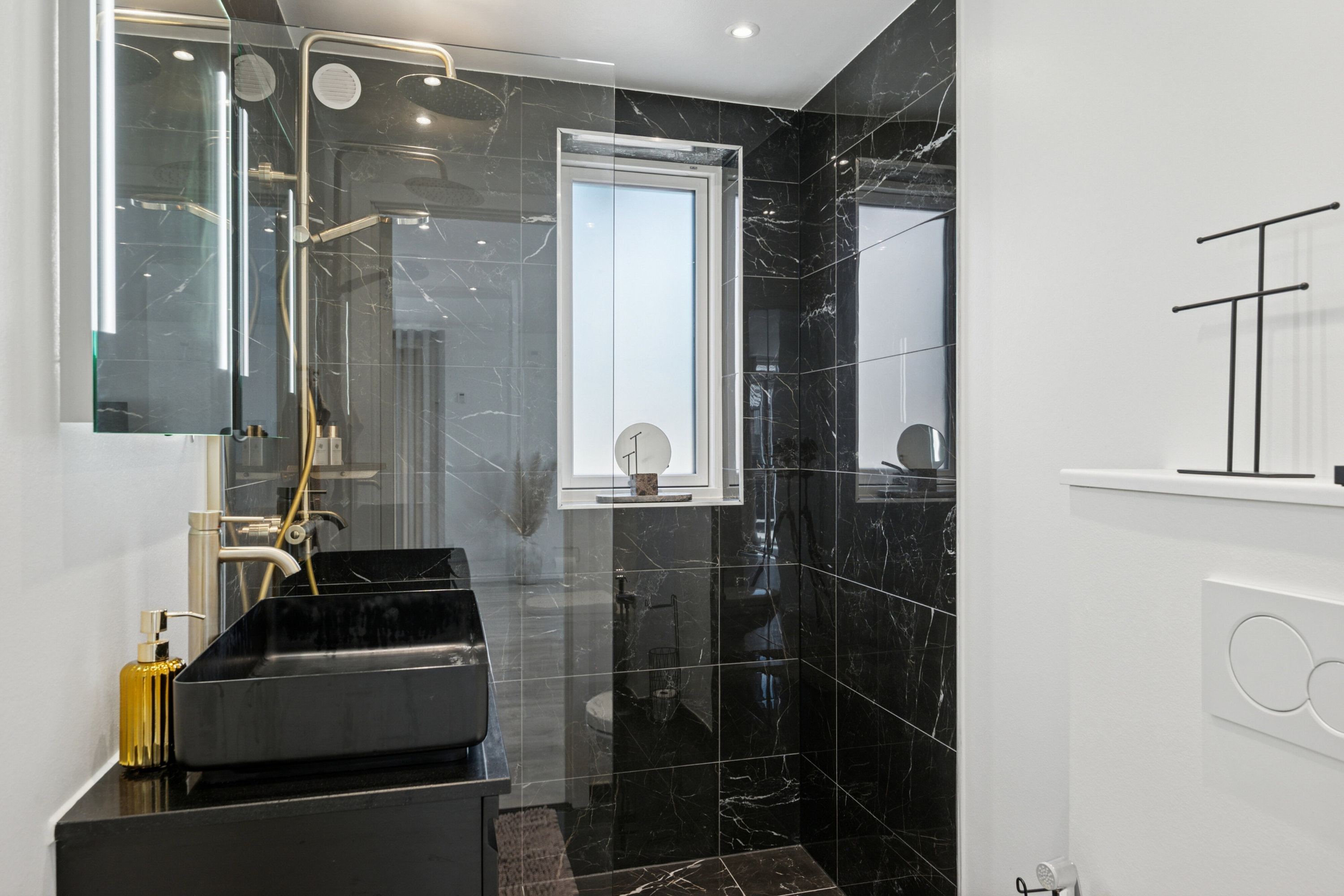 Fremhævet badeværelse billede i fuldskærmstilstand. Billede af Niels Frederiksens Alle 27, 2610 Rødovre