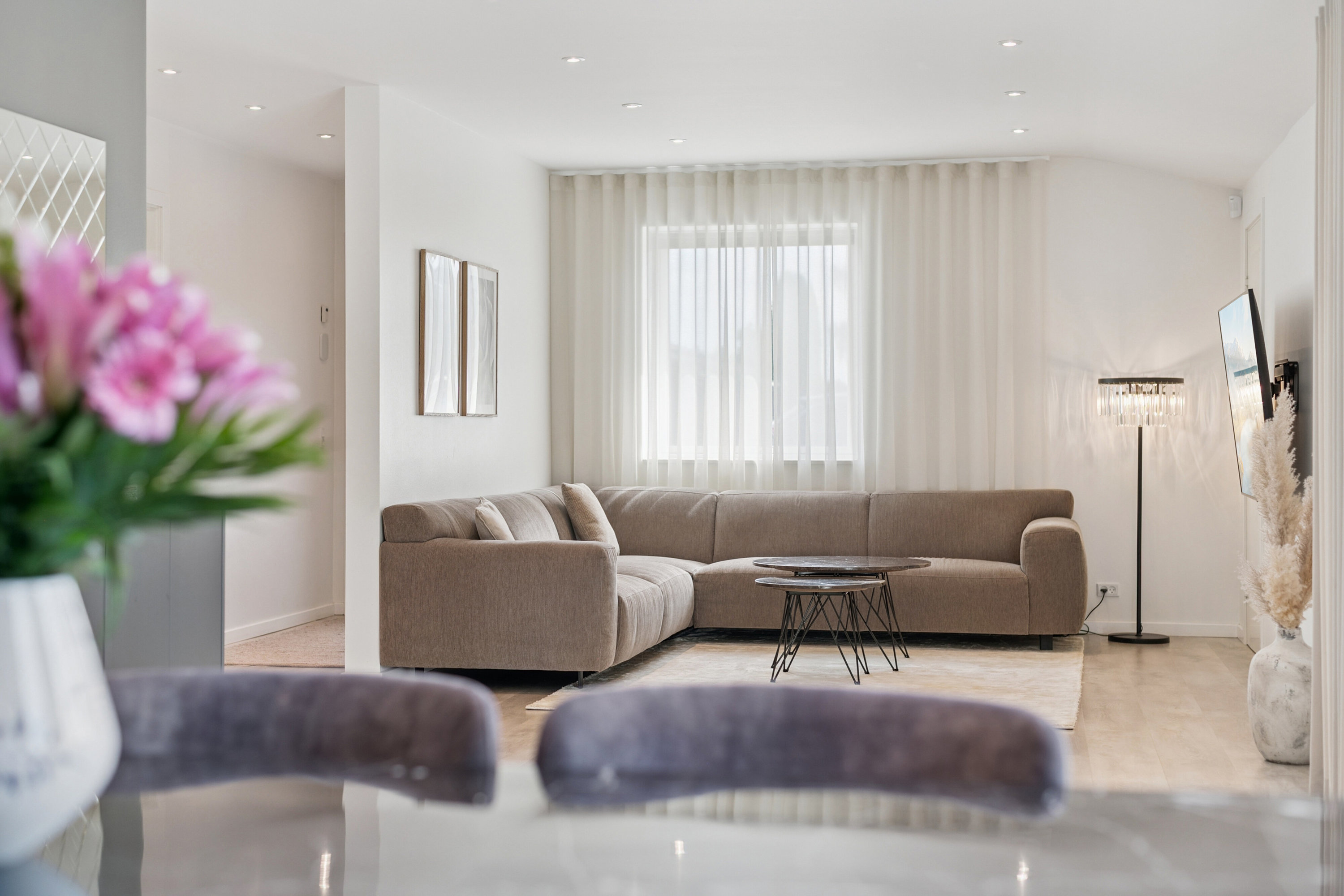 Fremhævet stue billede i fuldskærmstilstand. Billede af Niels Frederiksens Alle 27, 2610 Rødovre