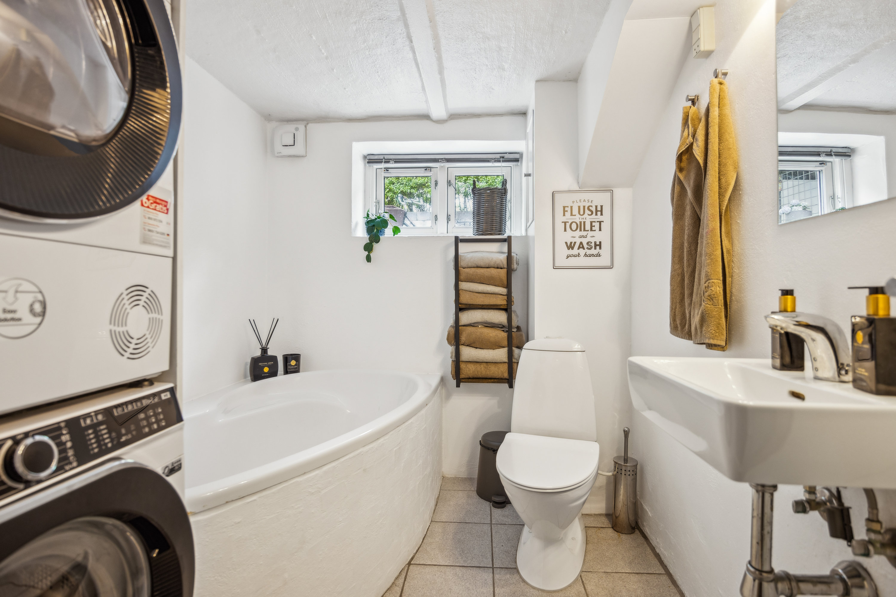 Fremhævet badeværelse billede i fuldskærmstilstand. Billede af Niels Lykkes Gade 16, 9400 Nørresundby