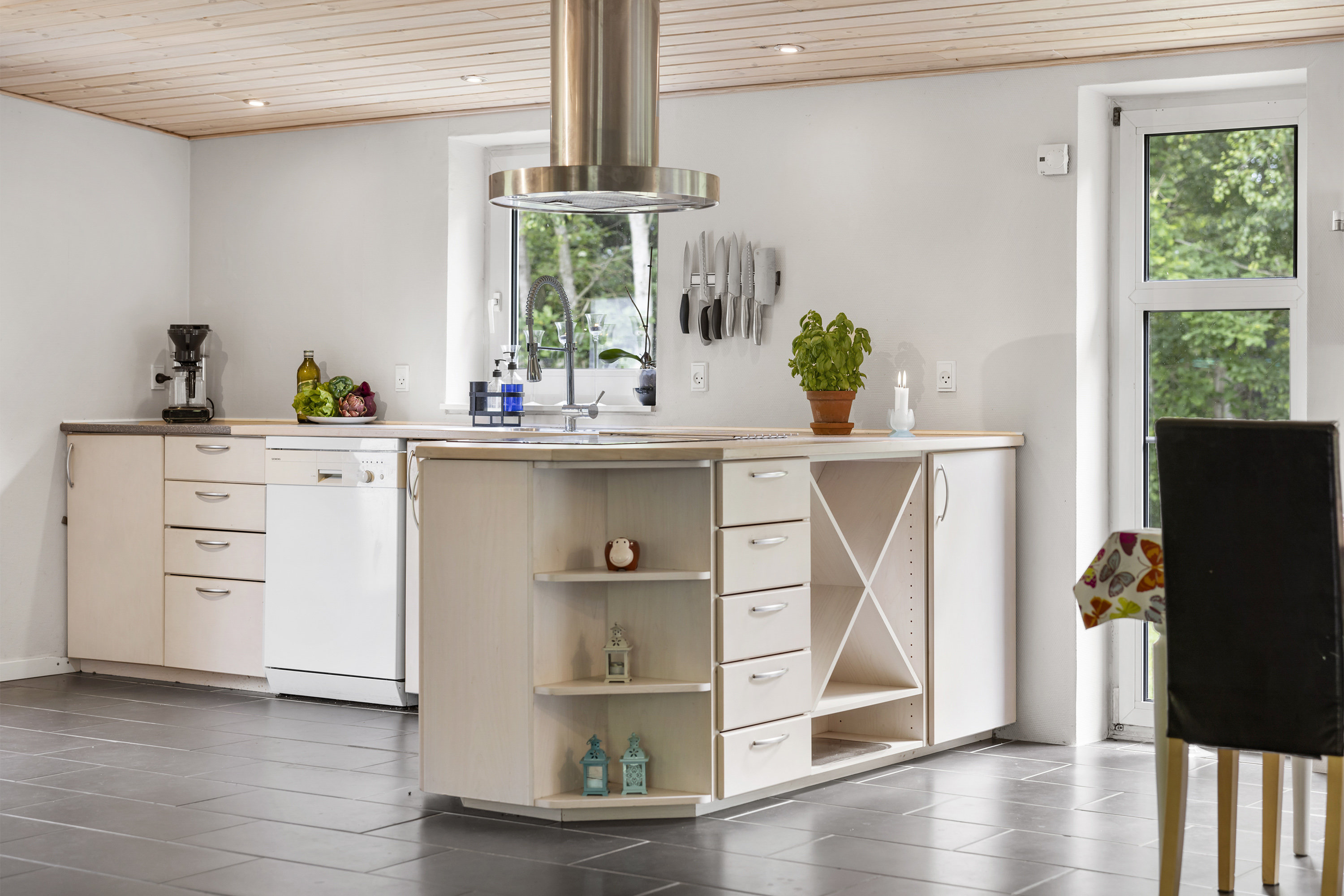 Fremhævet køkken billede i fuldskærmstilstand. Billede af Mågevej 1, Hou, 9370 Hals