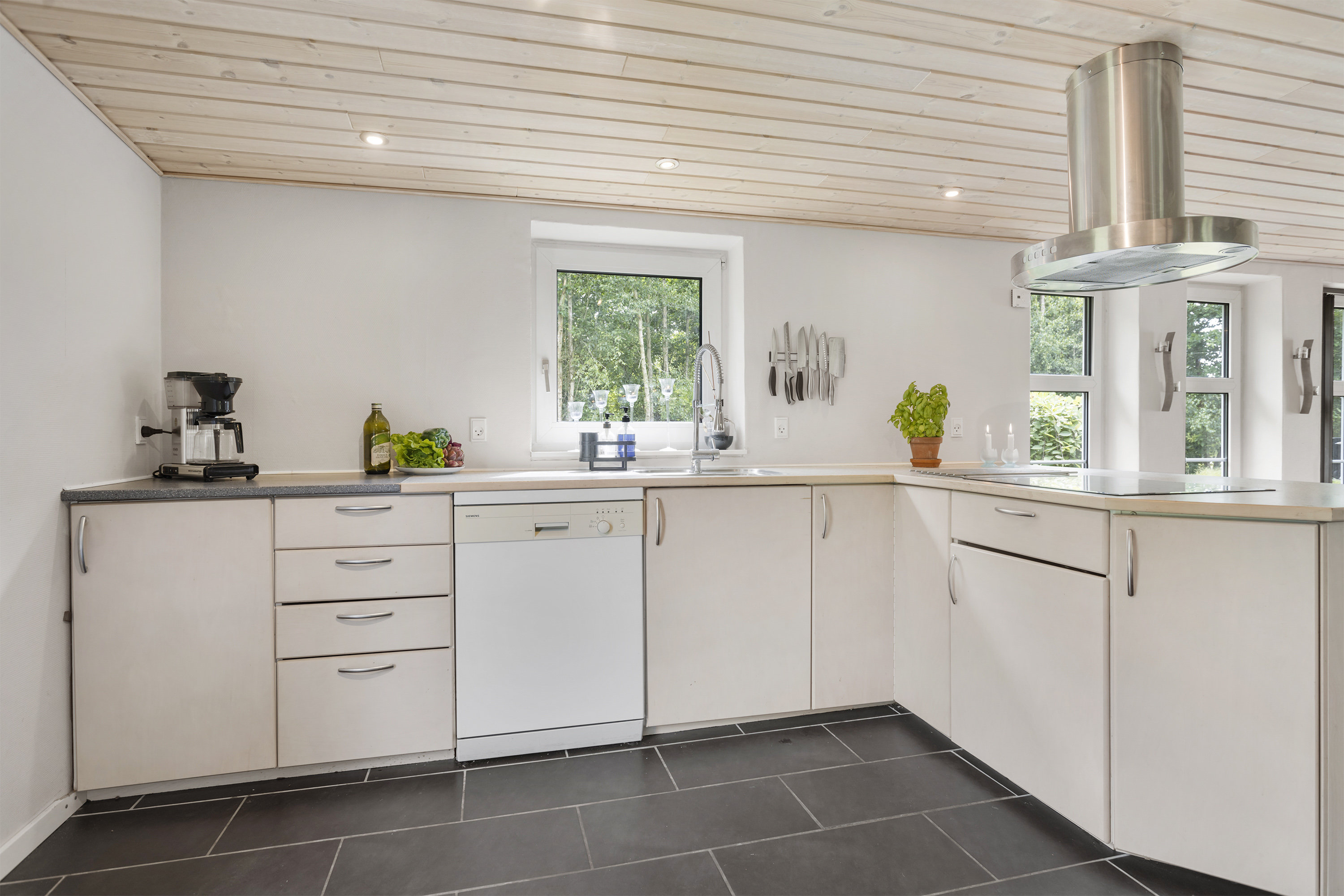 Fremhævet køkken billede i fuldskærmstilstand. Billede af Mågevej 1, Hou, 9370 Hals