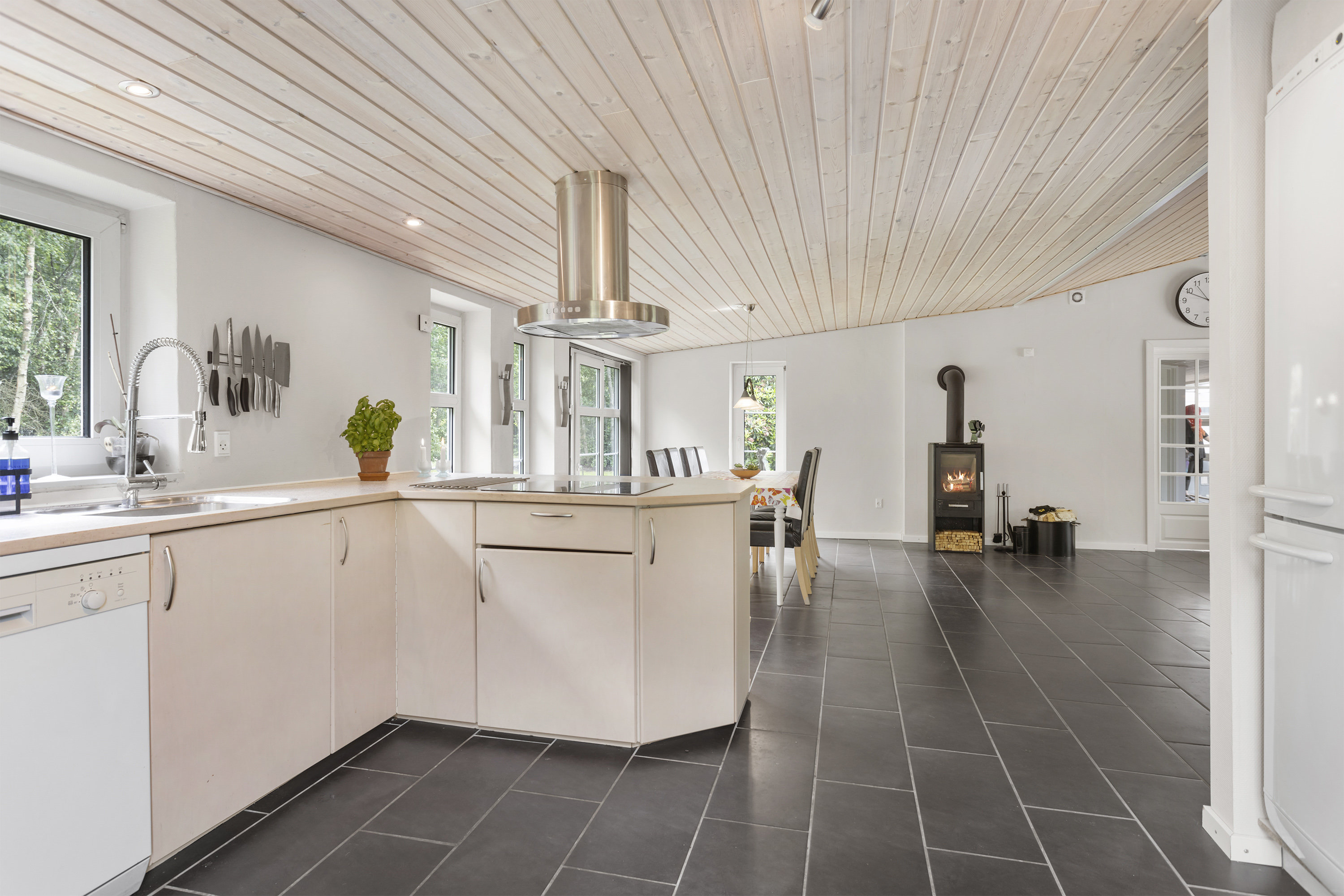 Fremhævet køkken billede i fuldskærmstilstand. Billede af Mågevej 1, Hou, 9370 Hals