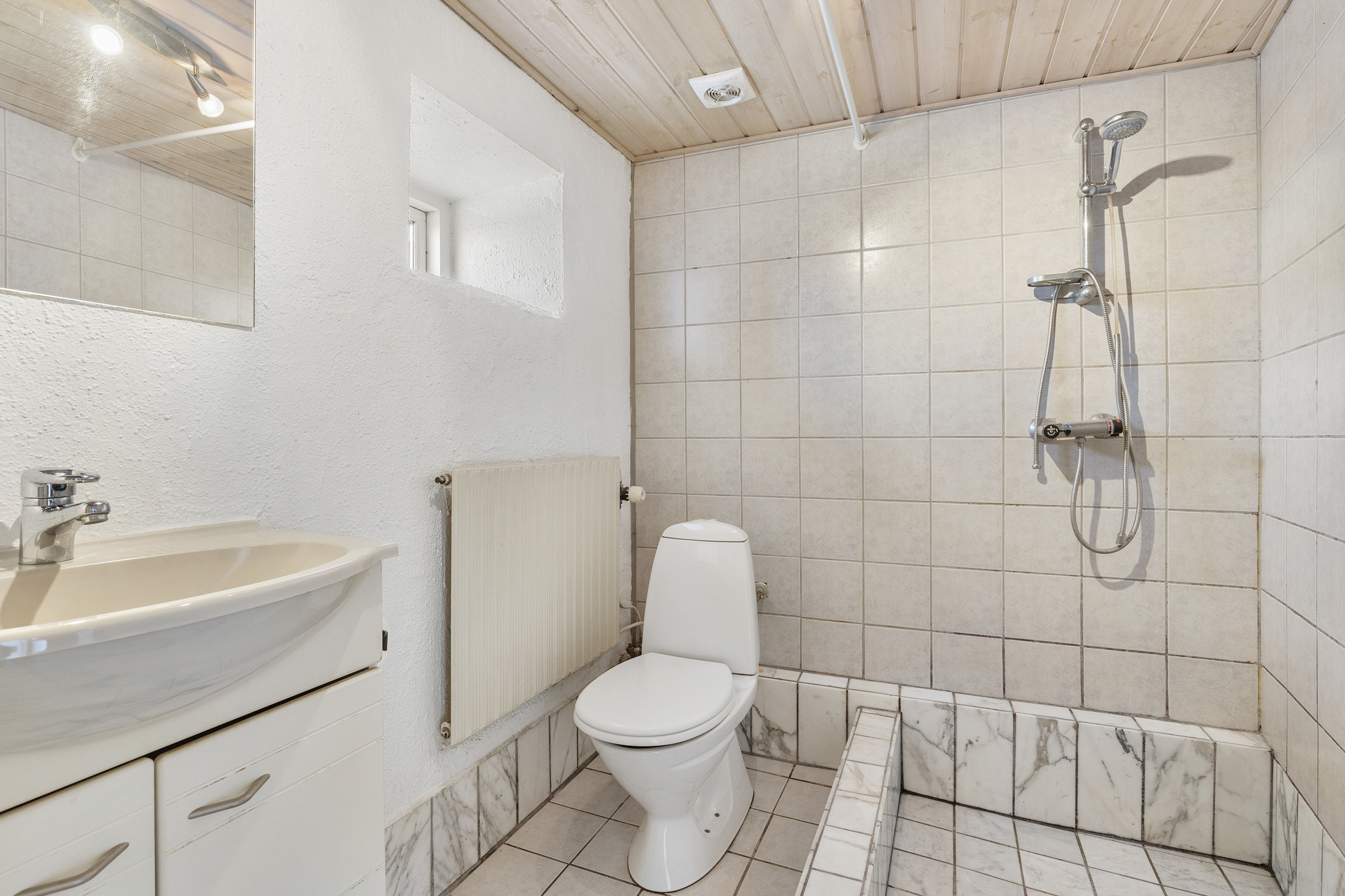 Fremhævet badeværelse billede i fuldskærmstilstand. Billede af Korsholmvej 260, Vesterbølle, 9631 Gedsted