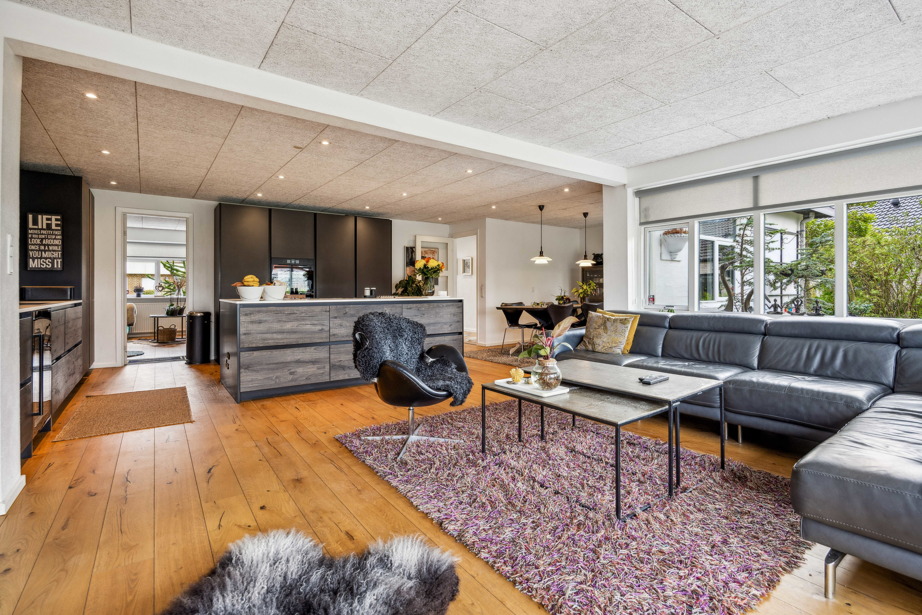 Fremhævet stue billede i fuldskærmstilstand. Billede af Kløvermarken 23, 9310 Vodskov