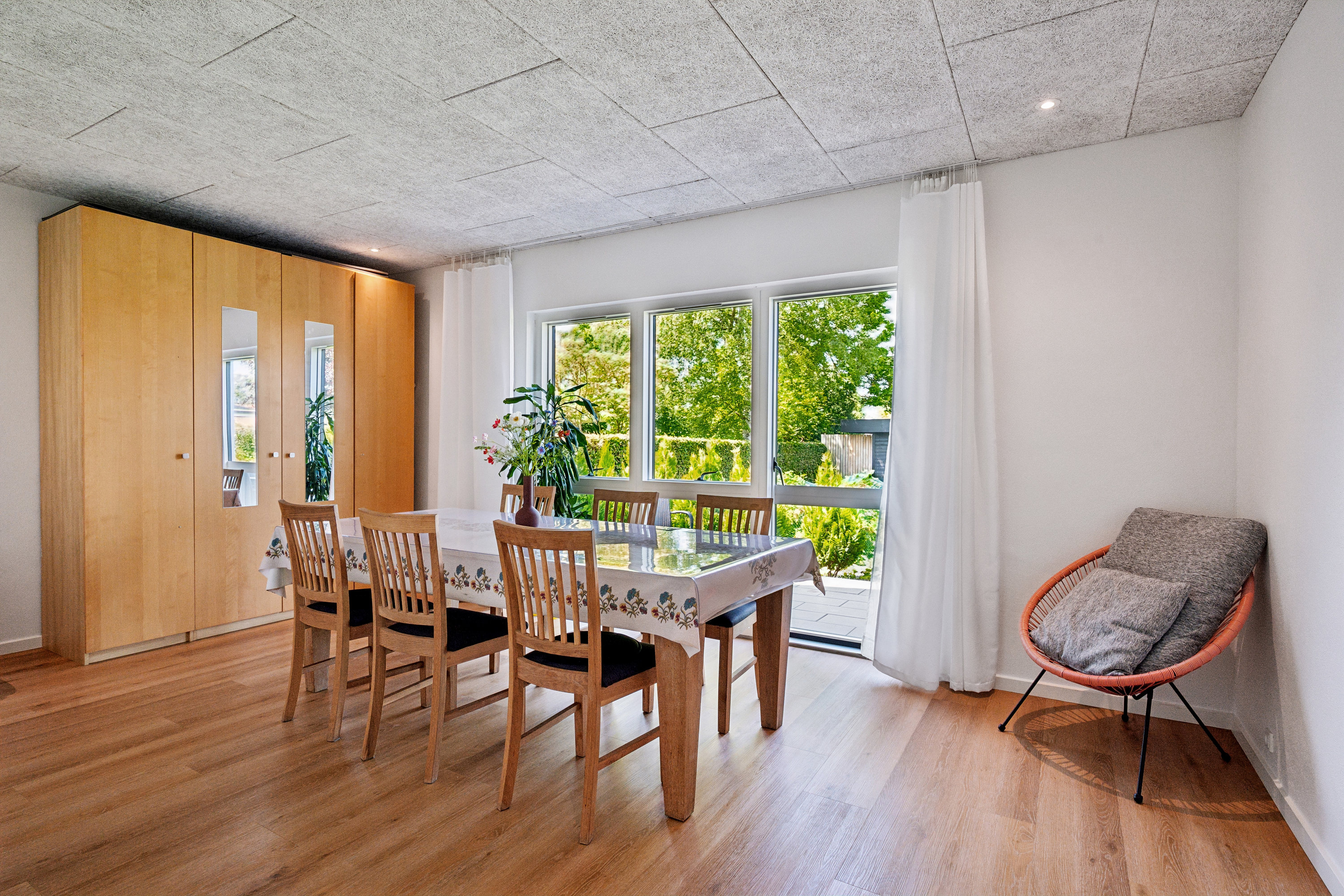 Fremhævet stue billede i fuldskærmstilstand. Billede af Åmarksvej 7, 8250 Egå