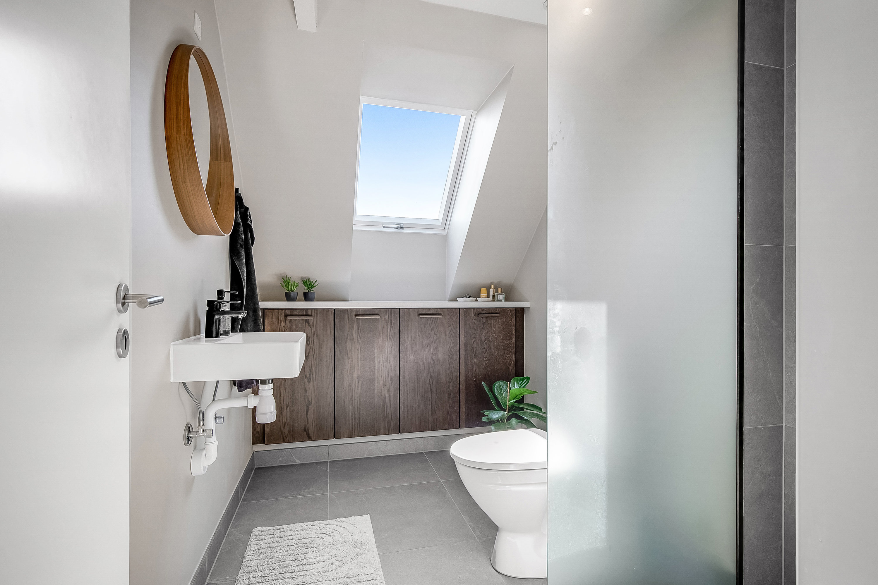 Fremhævet badeværelse 1. sal billede i fuldskærmstilstand. Billede af Nørregade 25, 6580 Vamdrup