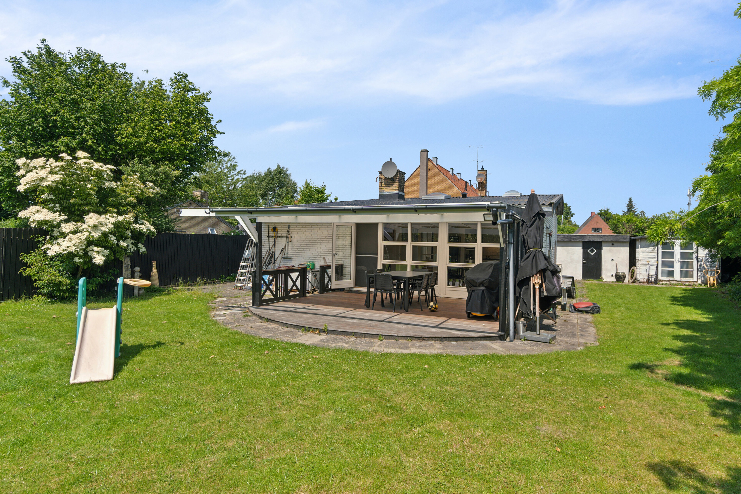 Fremhævet set fra haven billede i fuldskærmstilstand. Billede af Sommerfuglevej 1A, 2610 Rødovre