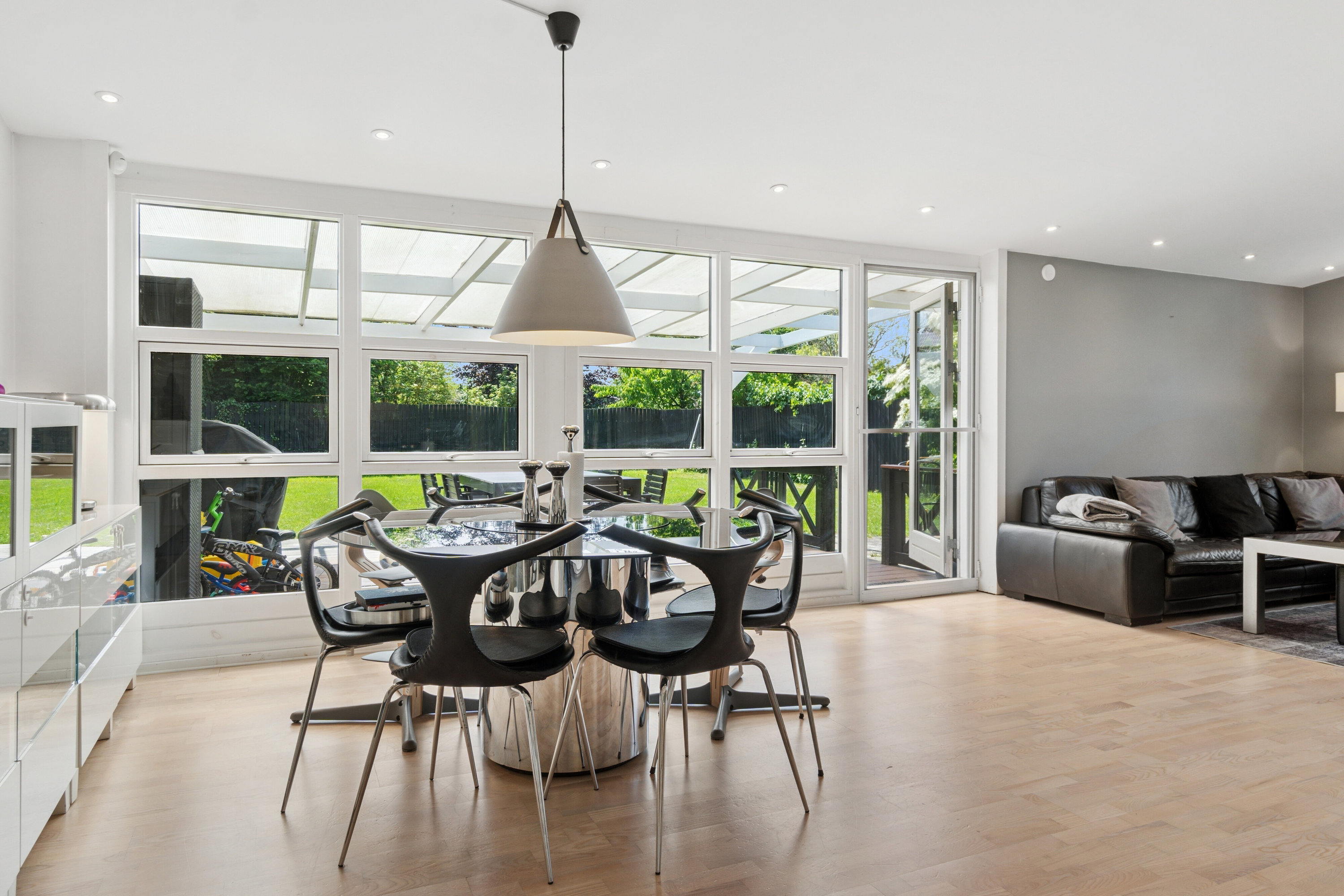 Fremhævet spisestue billede i fuldskærmstilstand. Billede af Sommerfuglevej 1A, 2610 Rødovre