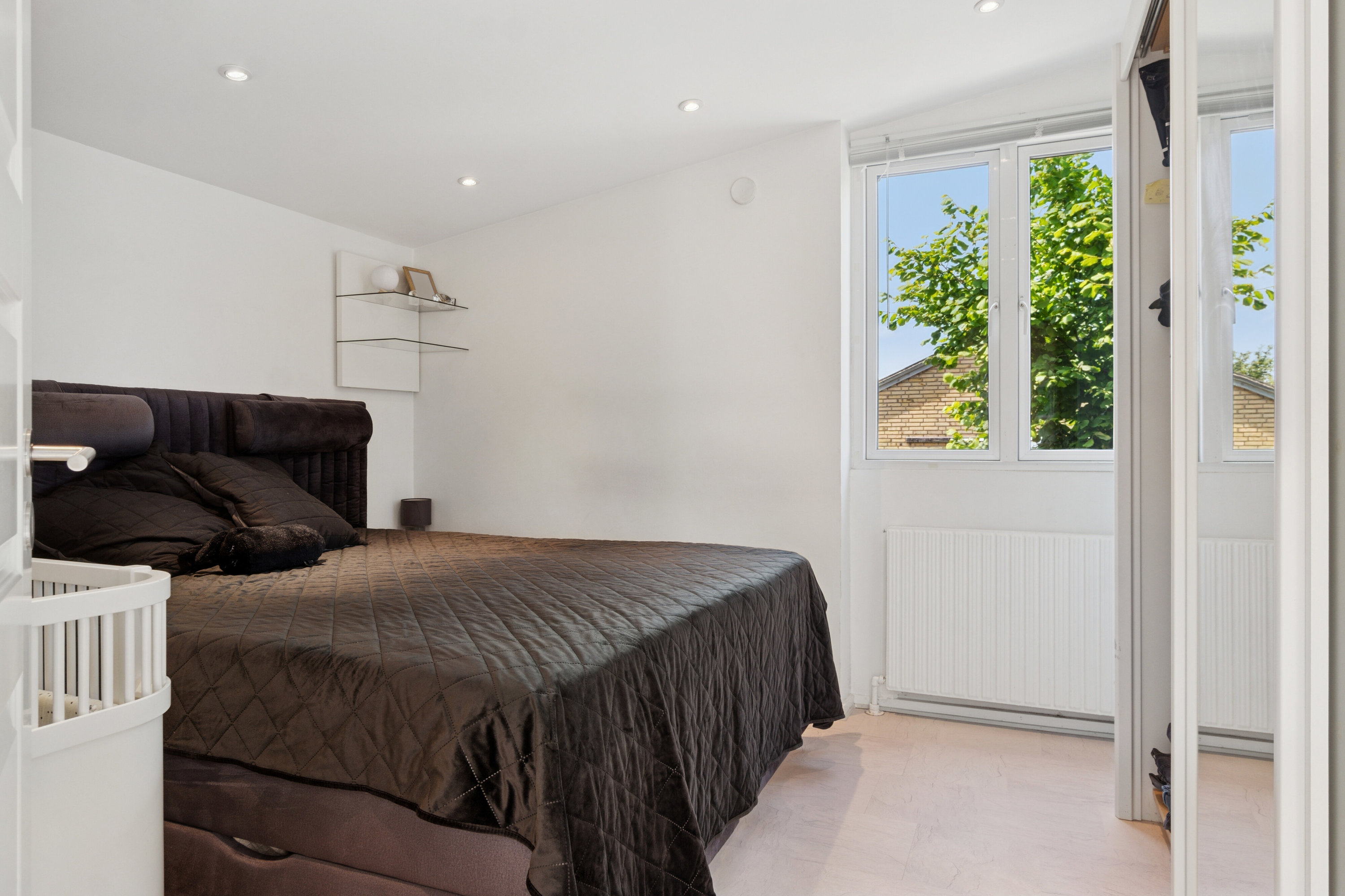 Fremhævet soveværelse billede i fuldskærmstilstand. Billede af Sommerfuglevej 1A, 2610 Rødovre