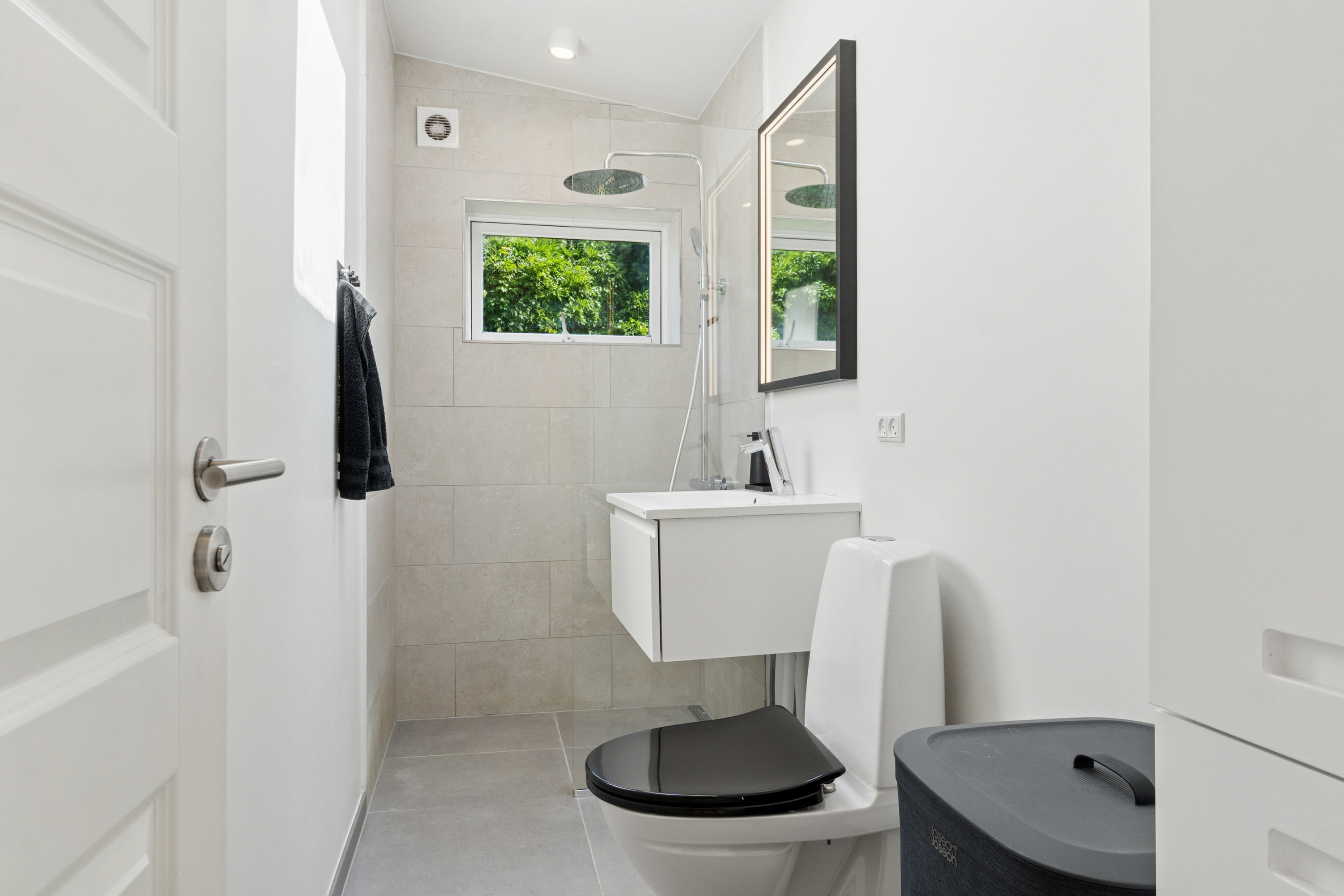 Fremhævet badeværelse billede i fuldskærmstilstand. Billede af Sommerfuglevej 1A, 2610 Rødovre