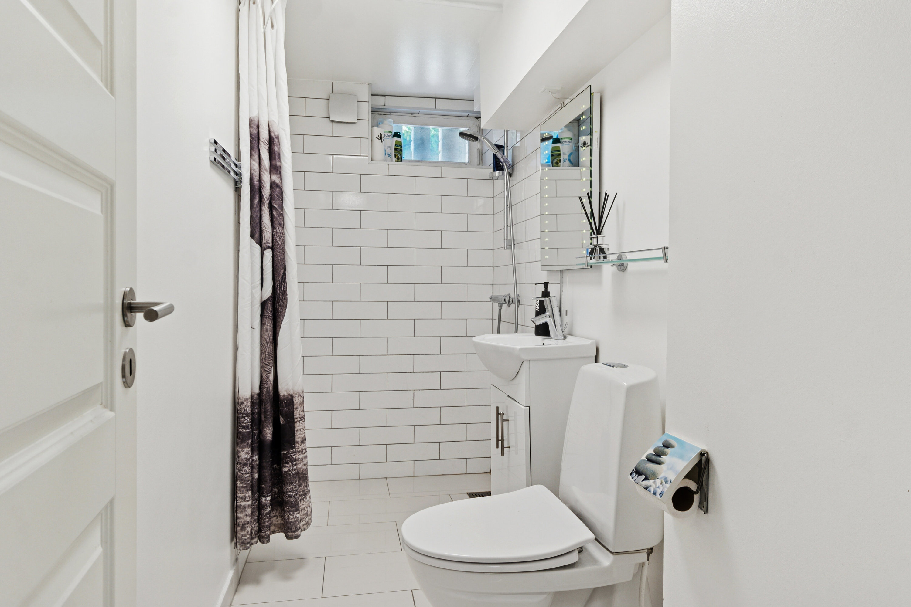 Fremhævet badeværelse billede i fuldskærmstilstand. Billede af Sommerfuglevej 1A, 2610 Rødovre