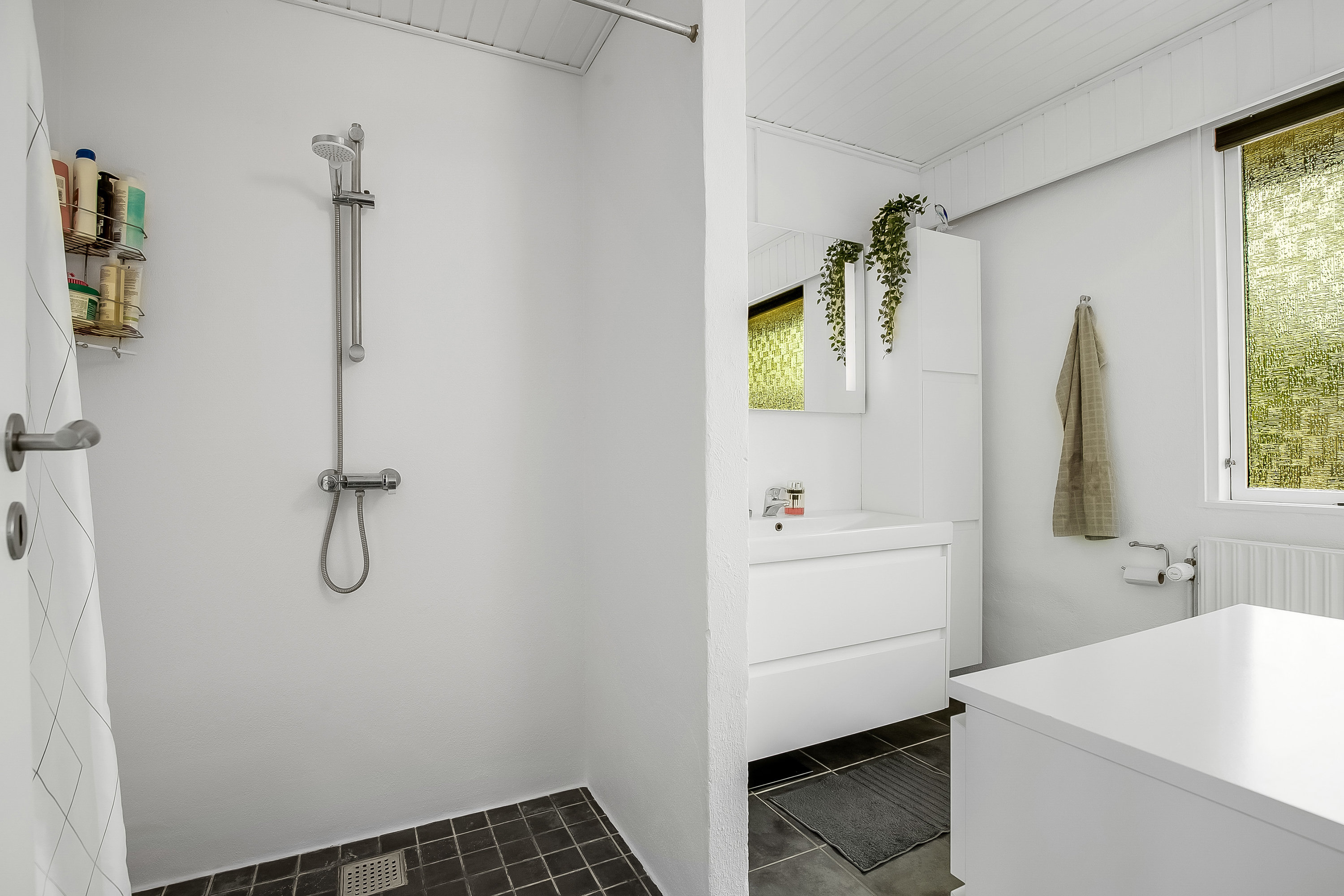 Fremhævet badeværelse billede i fuldskærmstilstand. Billede af Julianesvej 5, Vester Nebel, 6040 Egtved