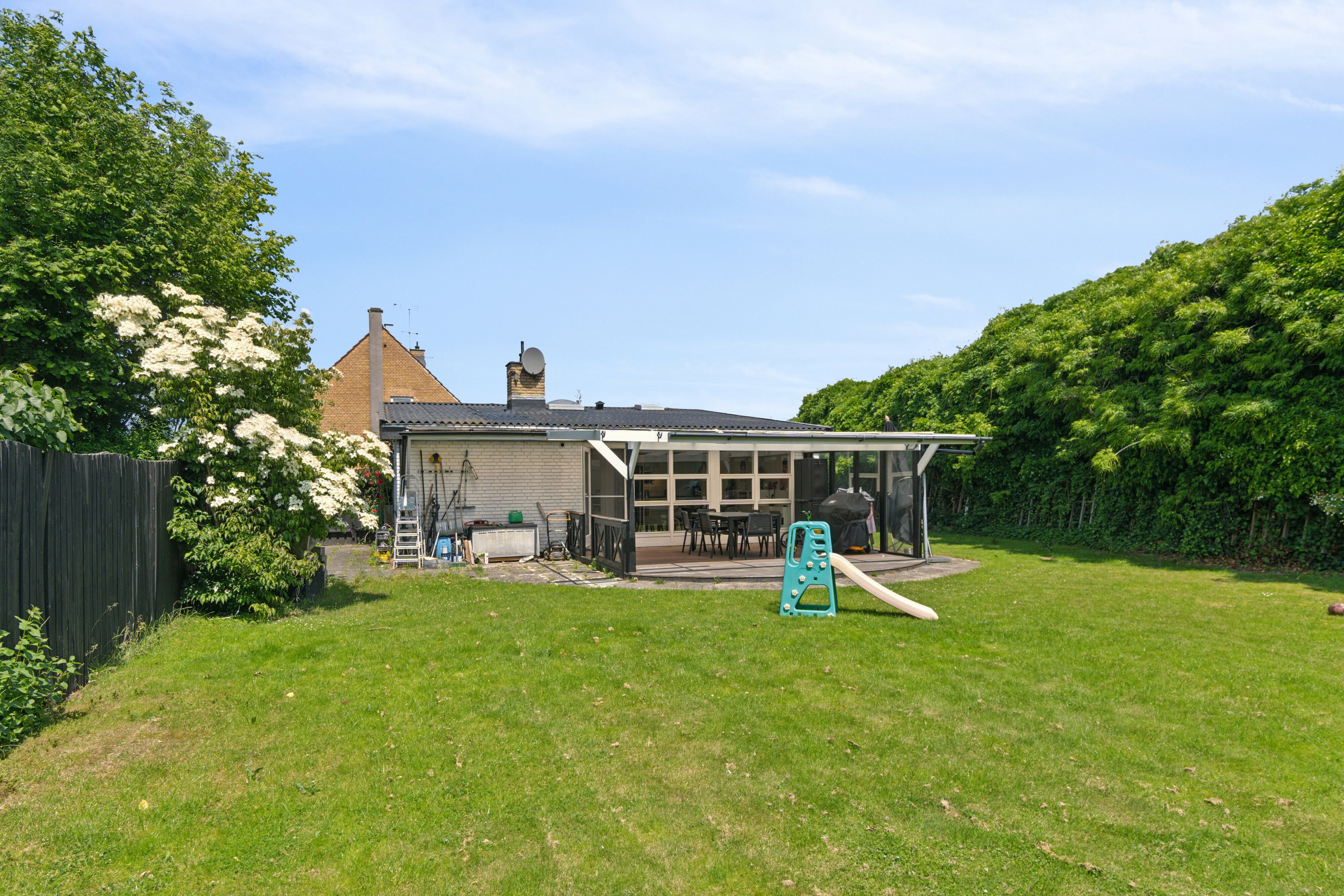 Fremhævet set fra haven billede i fuldskærmstilstand. Billede af Sommerfuglevej 1A, 2610 Rødovre