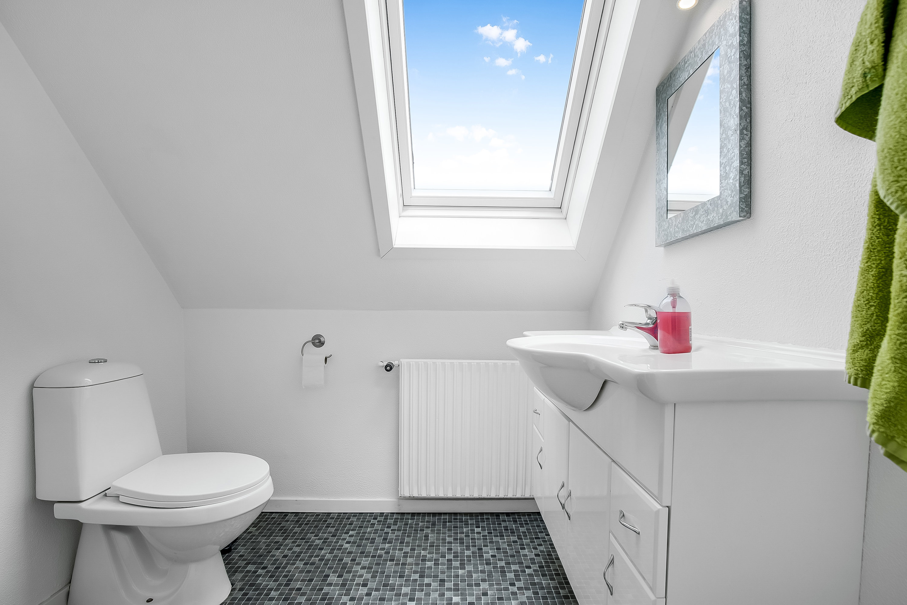 Fremhævet toilet billede i fuldskærmstilstand. Billede af Julianesvej 5, Vester Nebel, 6040 Egtved