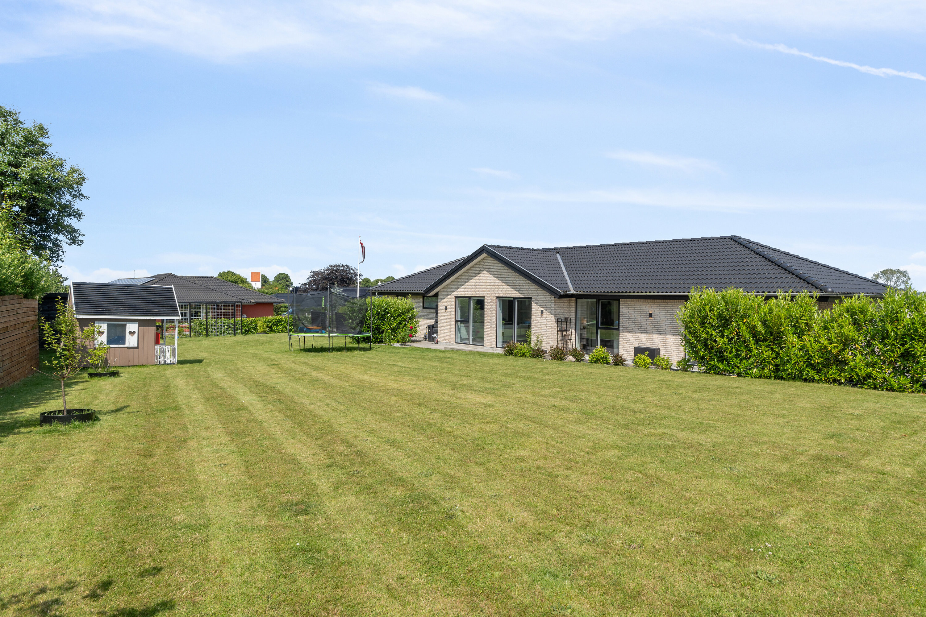 Fremhævet set fra haven billede i fuldskærmstilstand. Billede af Elmevænget 6, 4690 Haslev