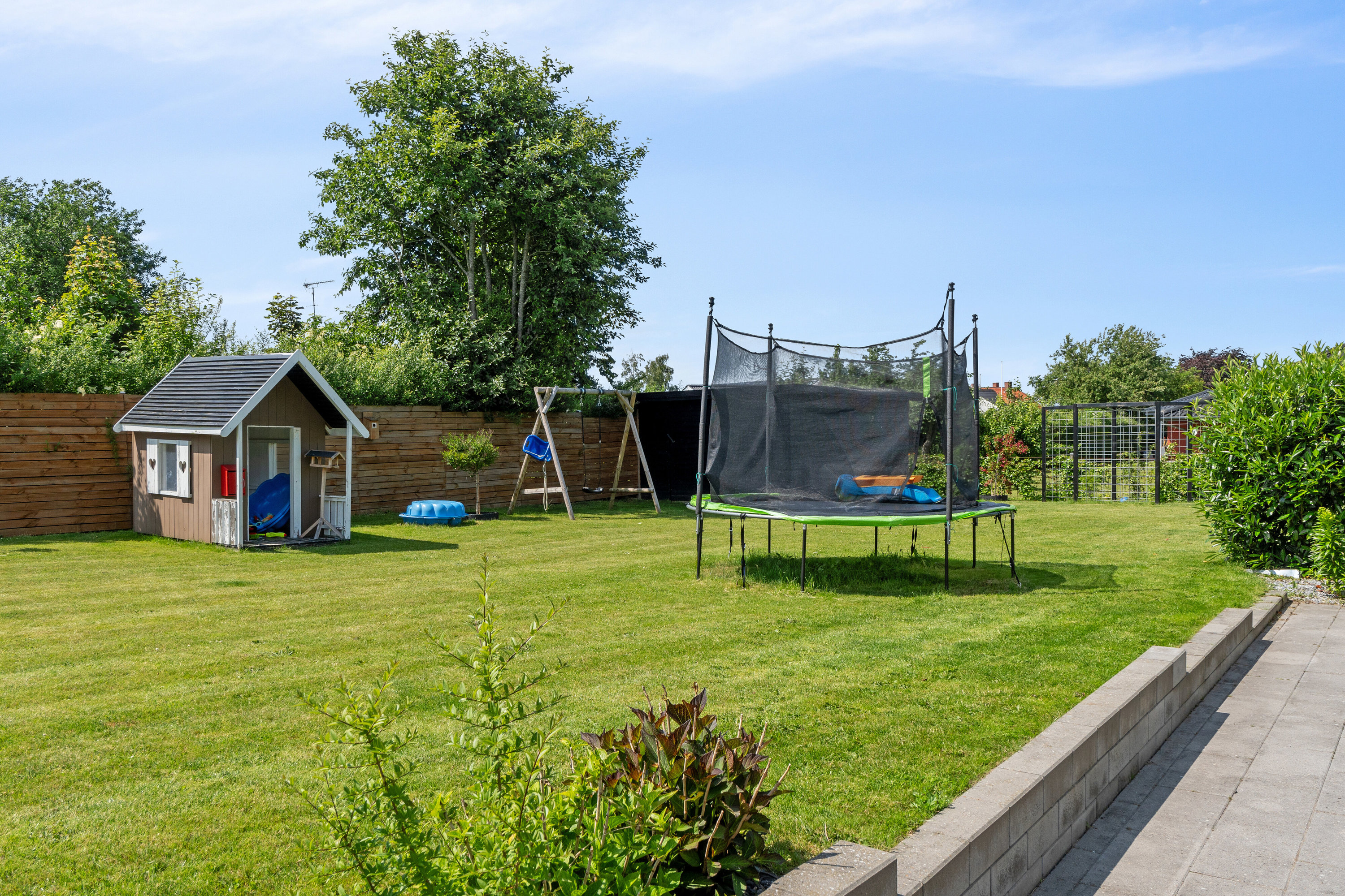 Fremhævet set fra haven billede i fuldskærmstilstand. Billede af Elmevænget 6, 4690 Haslev