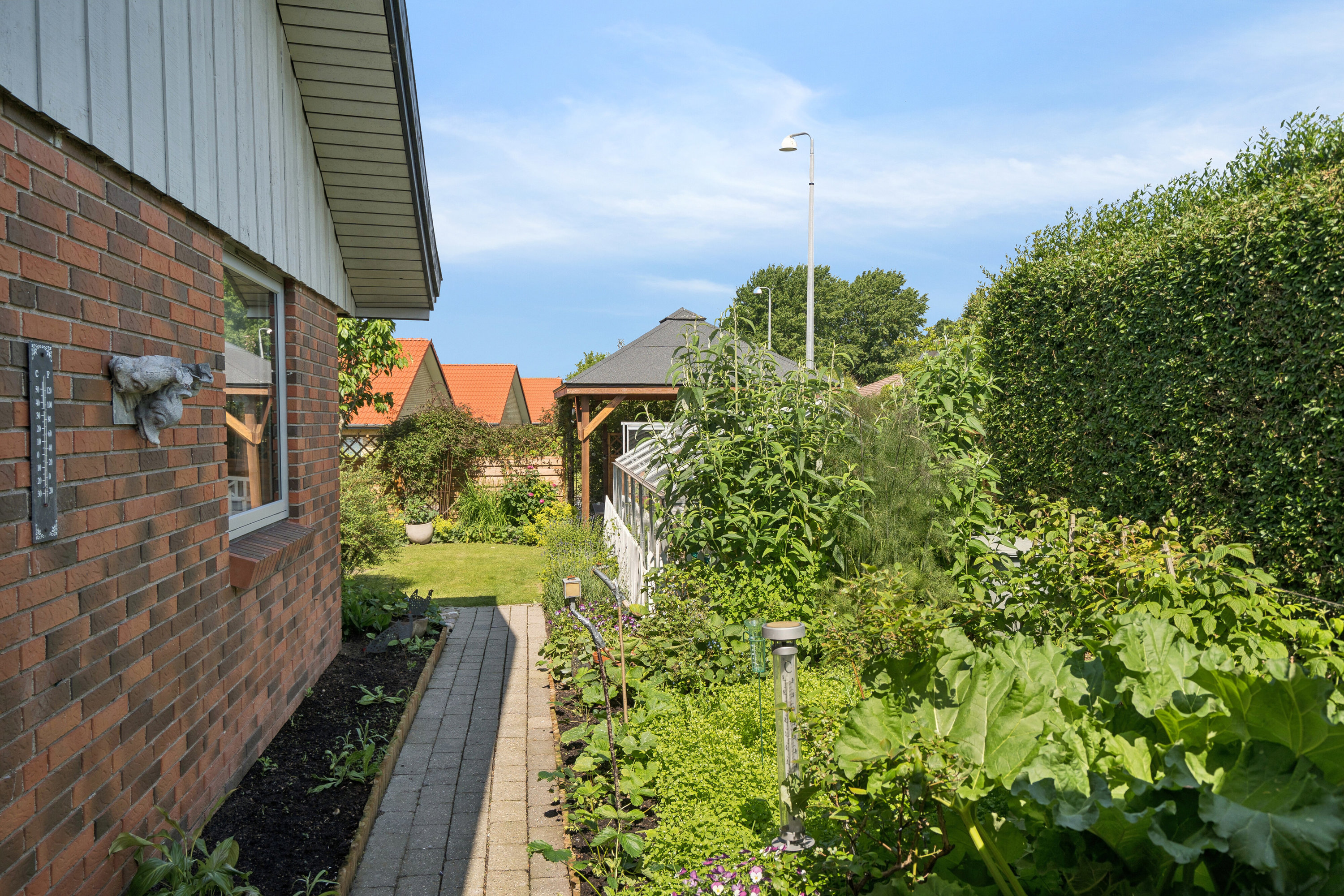 Fremhævet udendørs billede i fuldskærmstilstand. Billede af Væbnerhatten 138, Tornbjerg, 5220 Odense SØ