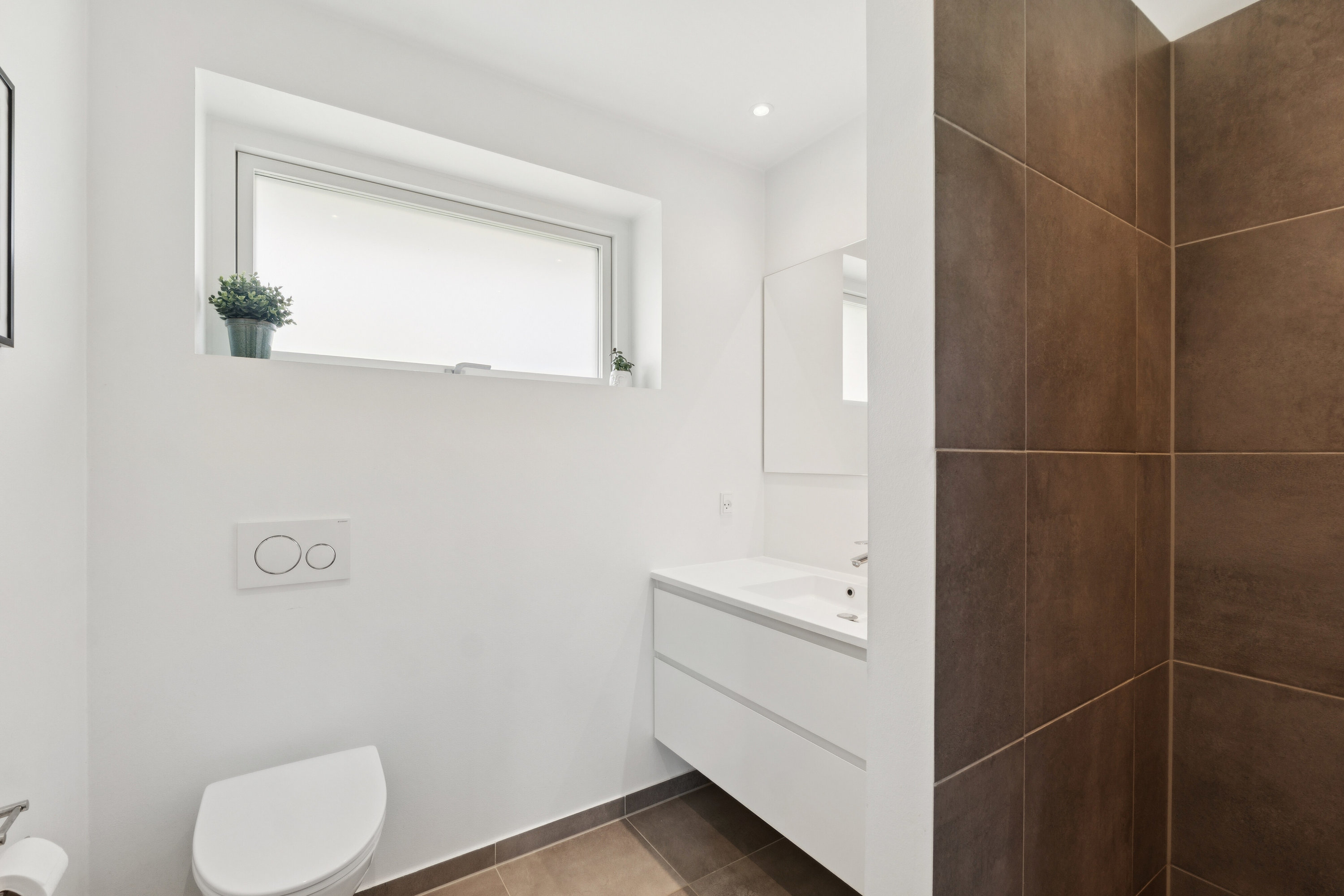 Fremhævet badeværelse billede i fuldskærmstilstand. Billede af Elmevænget 6, 4690 Haslev