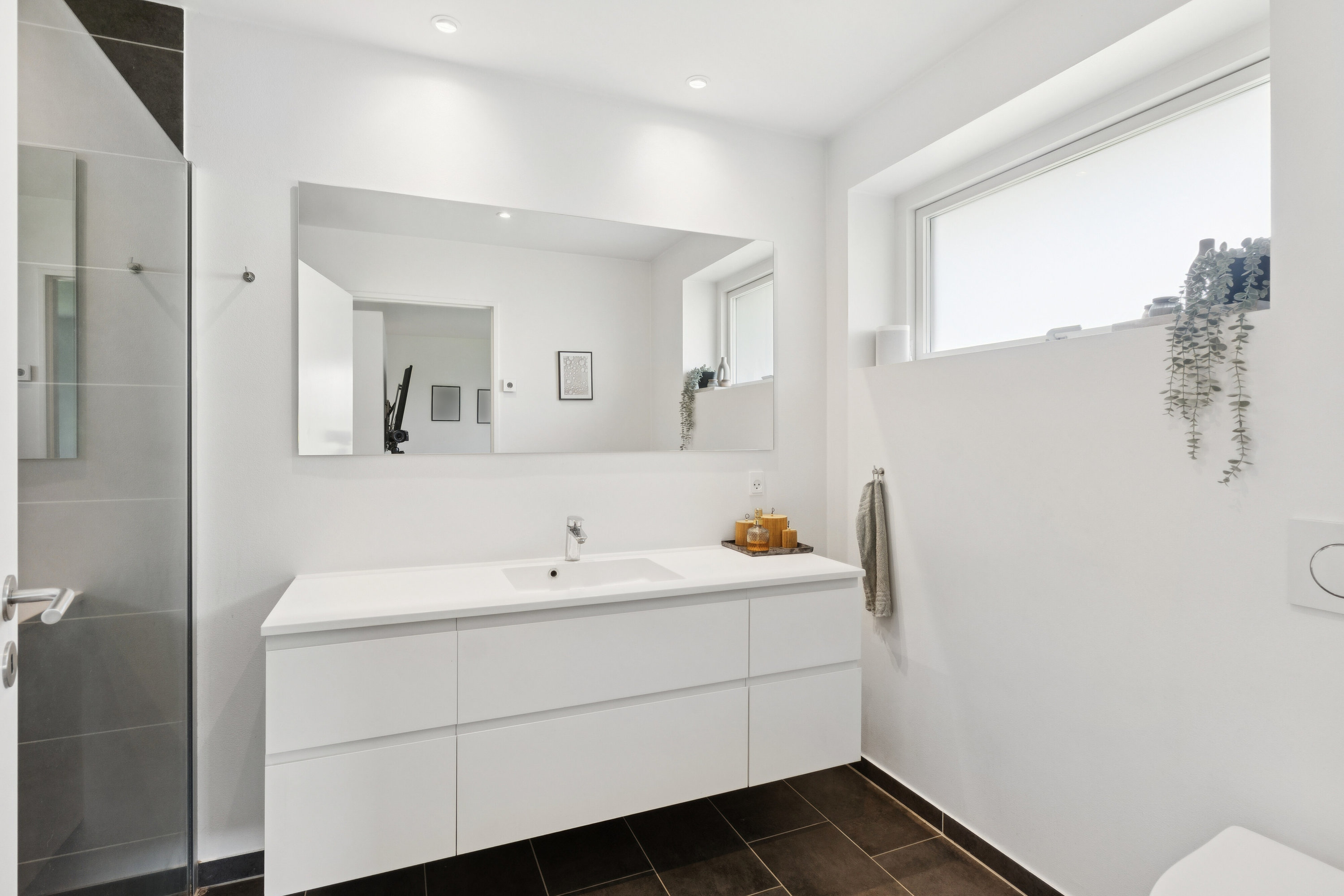 Fremhævet badeværelse billede i fuldskærmstilstand. Billede af Elmevænget 6, 4690 Haslev