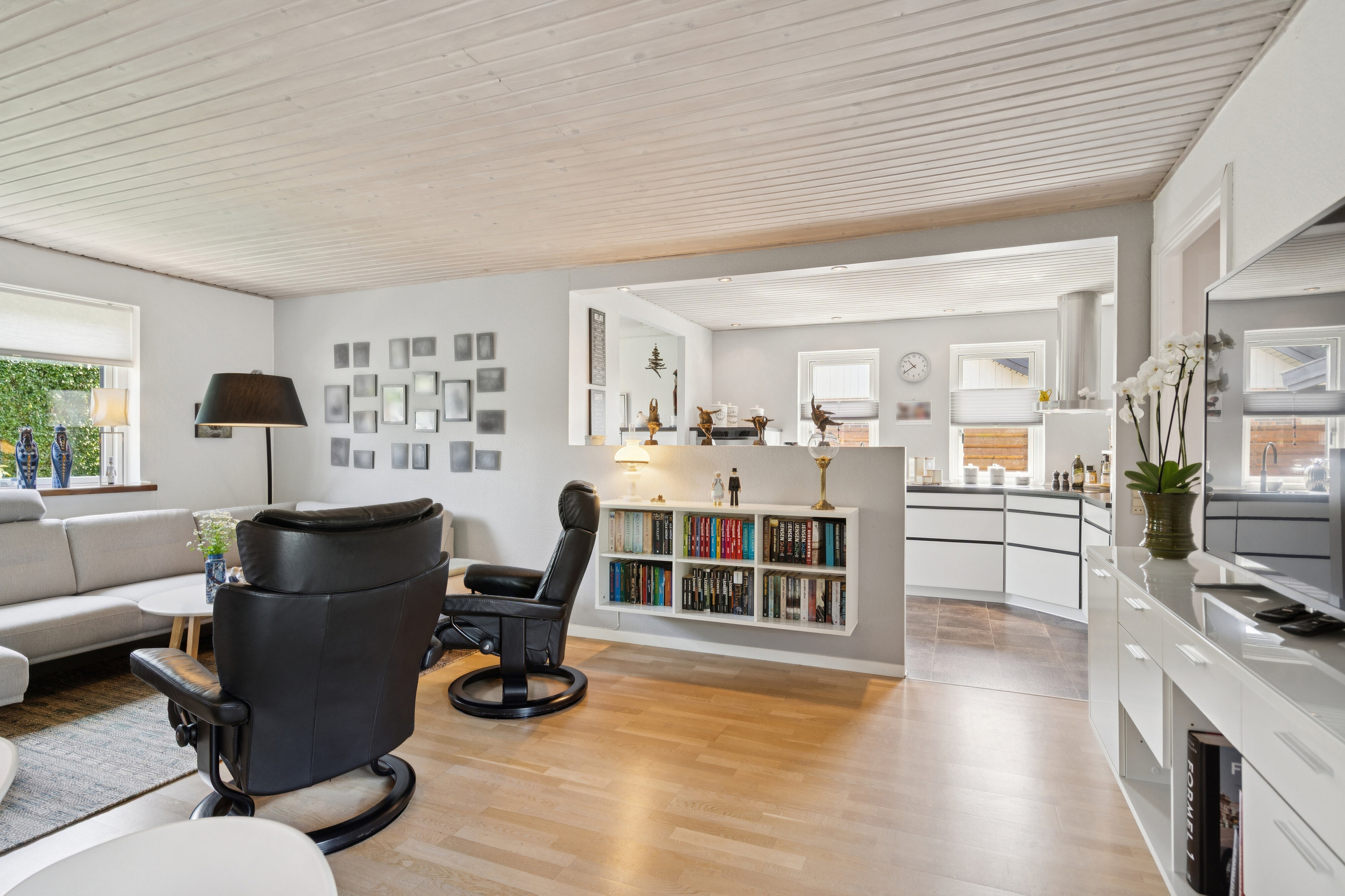 Fremhævet stue billede i fuldskærmstilstand. Billede af Væbnerhatten 138, Tornbjerg, 5220 Odense SØ