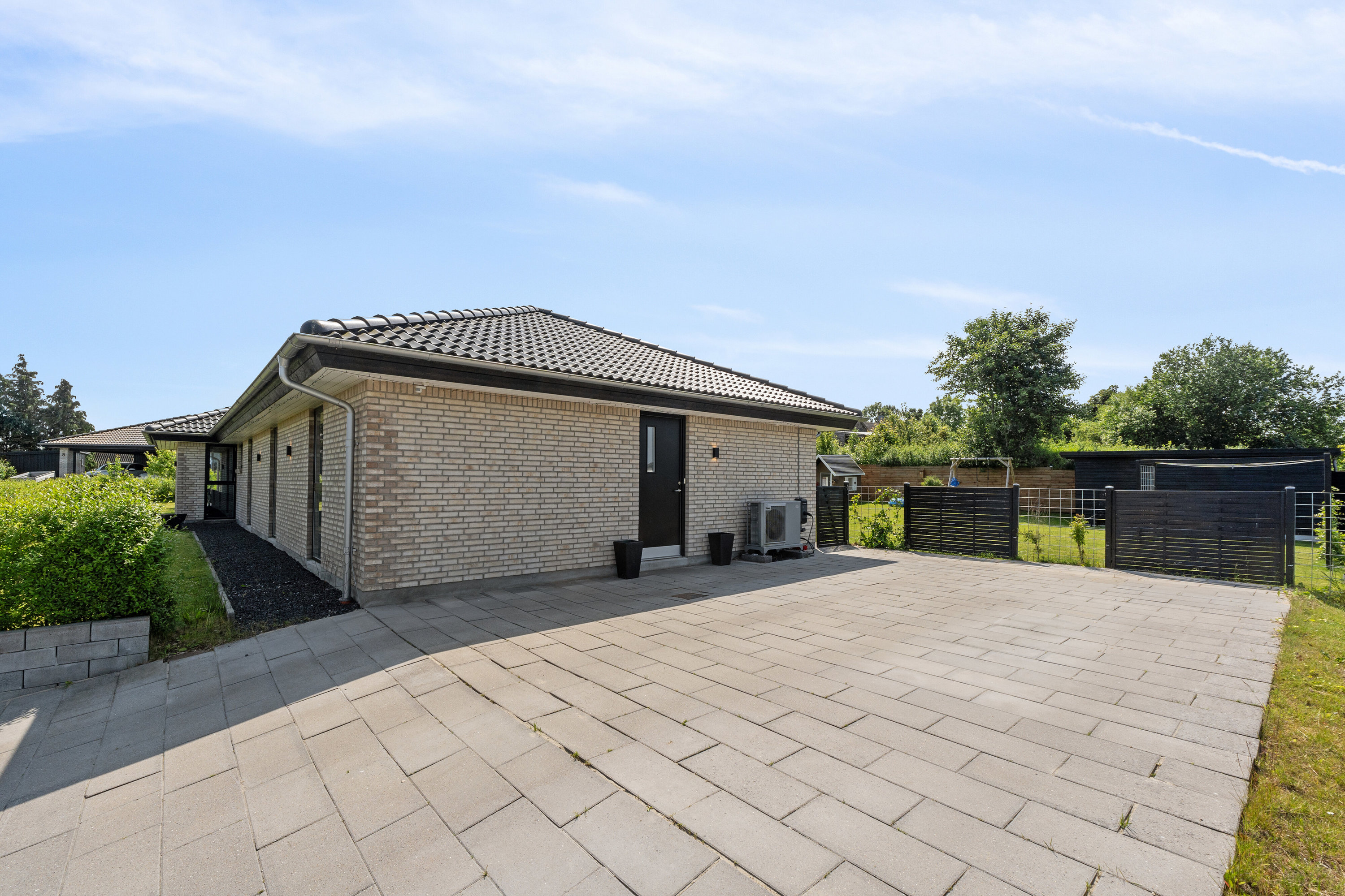 Fremhævet udendørs billede i fuldskærmstilstand. Billede af Elmevænget 6, 4690 Haslev