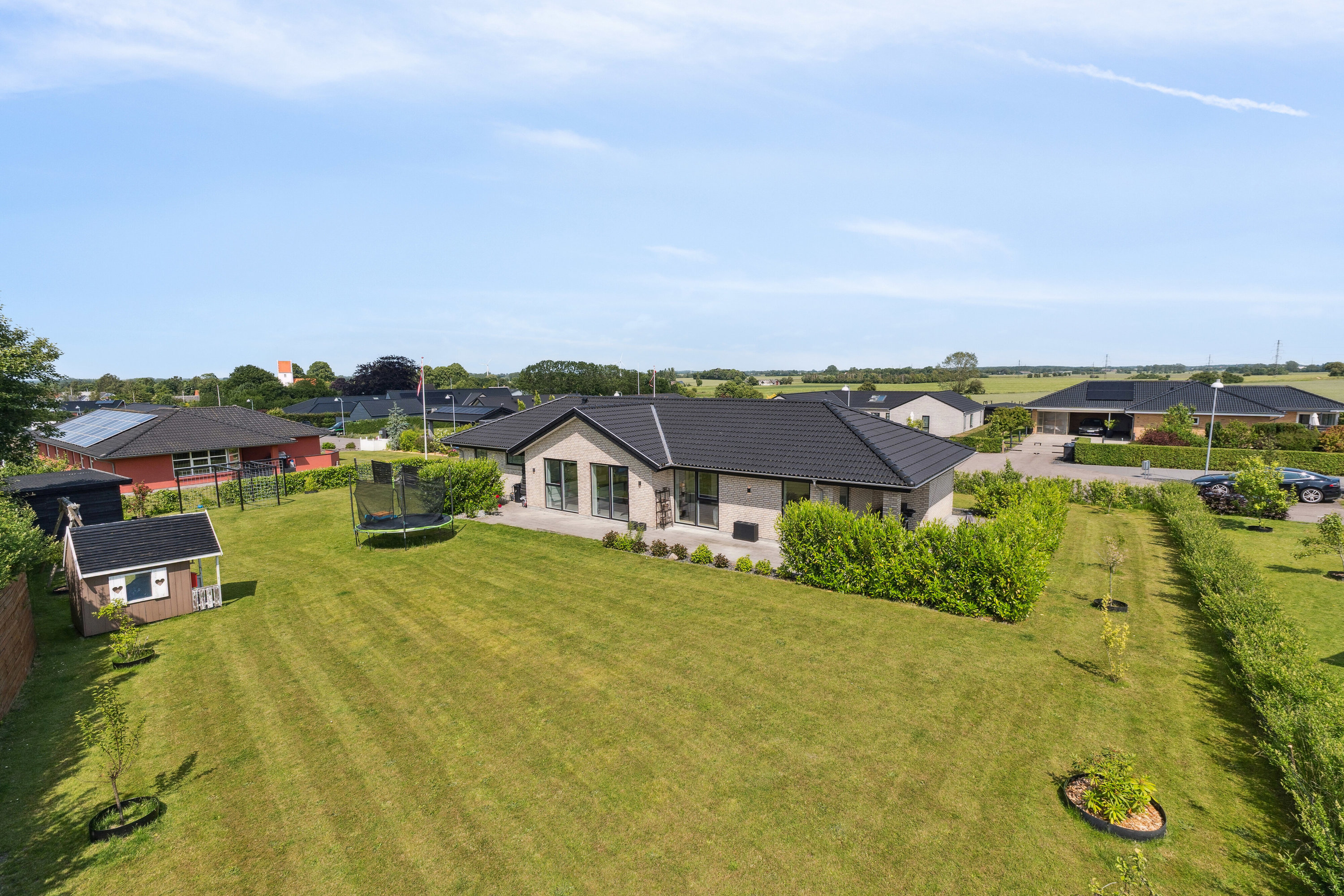 Fremhævet set fra haven billede i fuldskærmstilstand. Billede af Elmevænget 6, 4690 Haslev