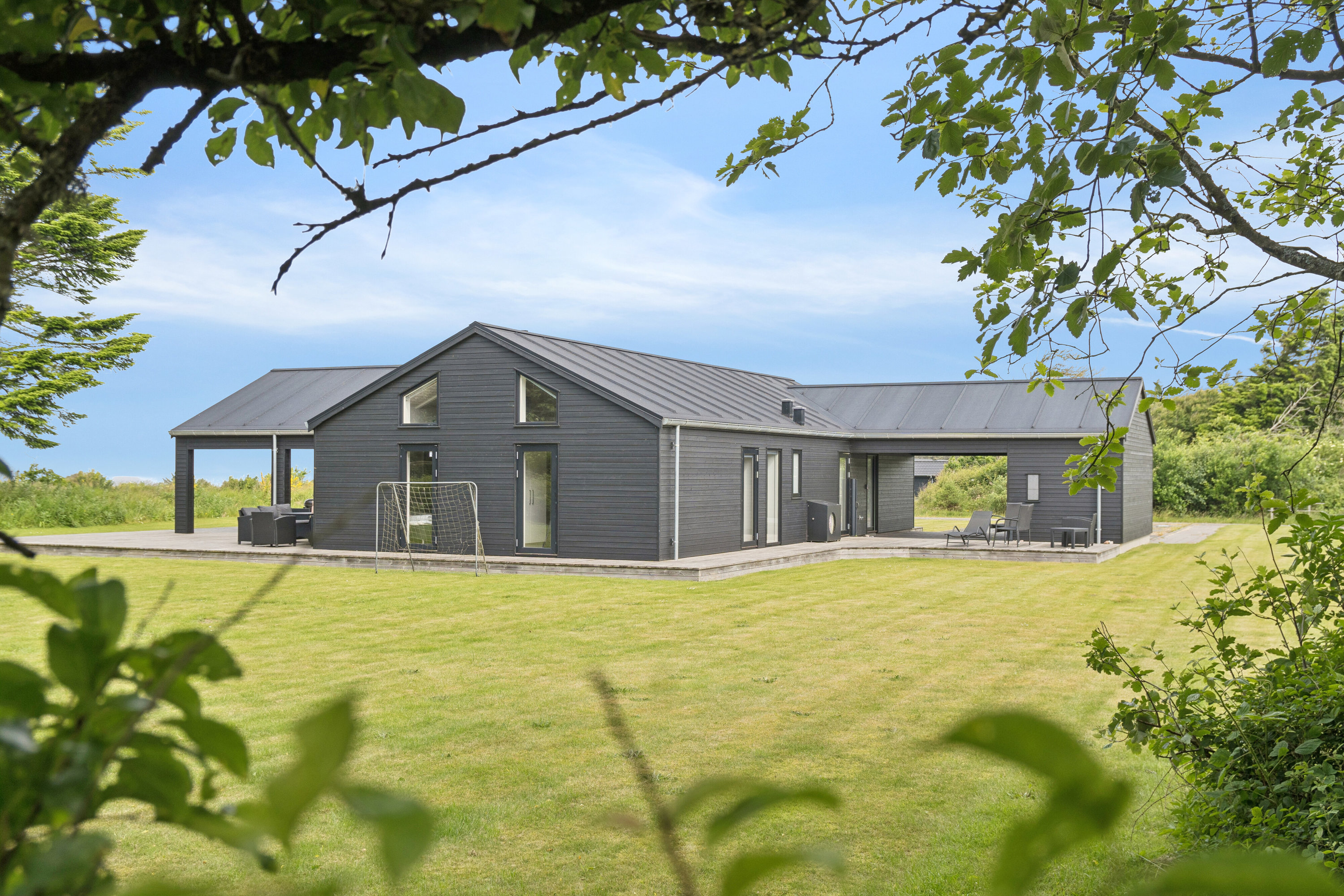 Fremhævet set fra haven billede i fuldskærmstilstand. Billede af Nørre Knoldevej 15, Skal Klit, 9800 Hjørring