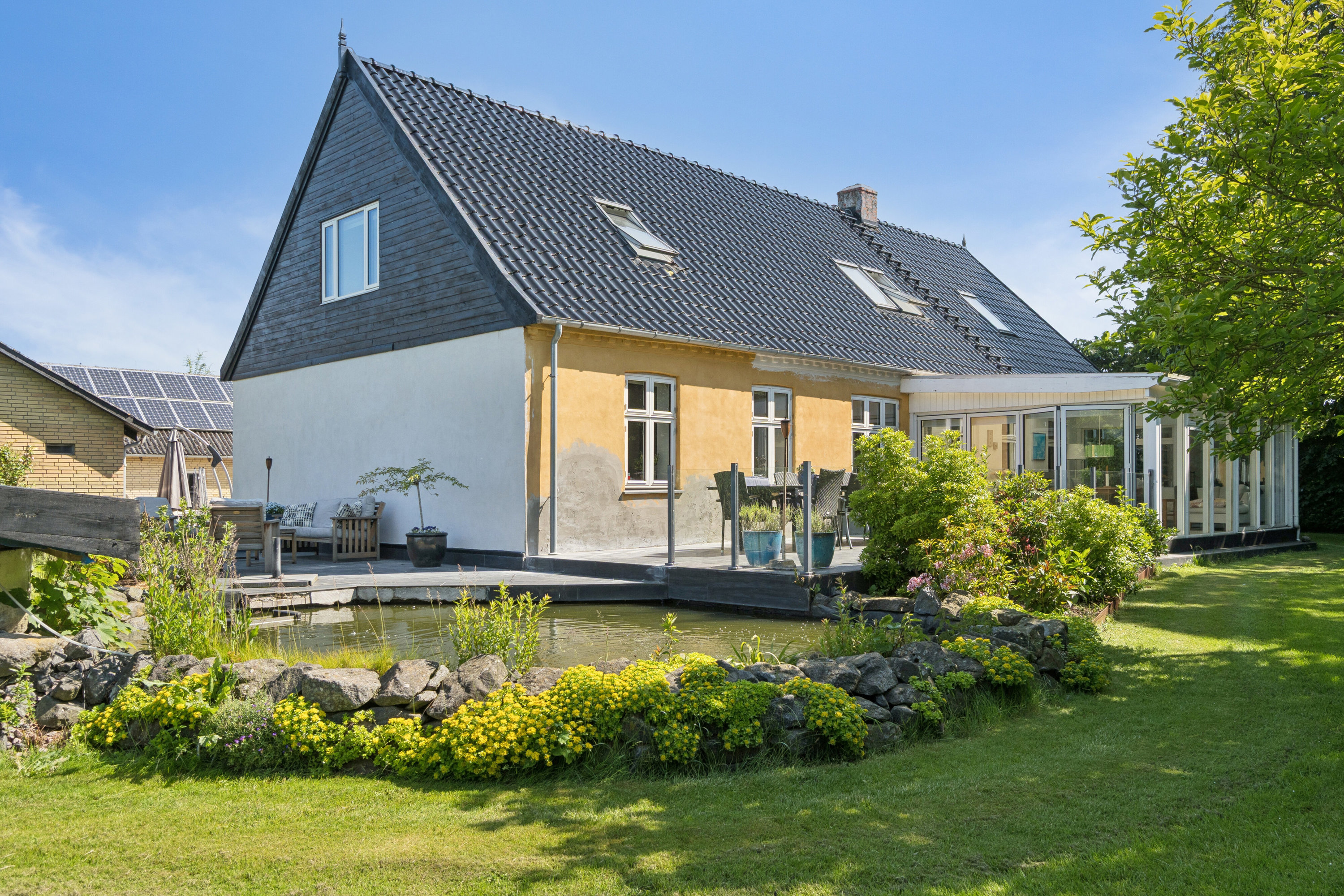 Fremhævet set fra haven billede i fuldskærmstilstand. Billede af Gl. Mårsøvej 11, 4300 Holbæk