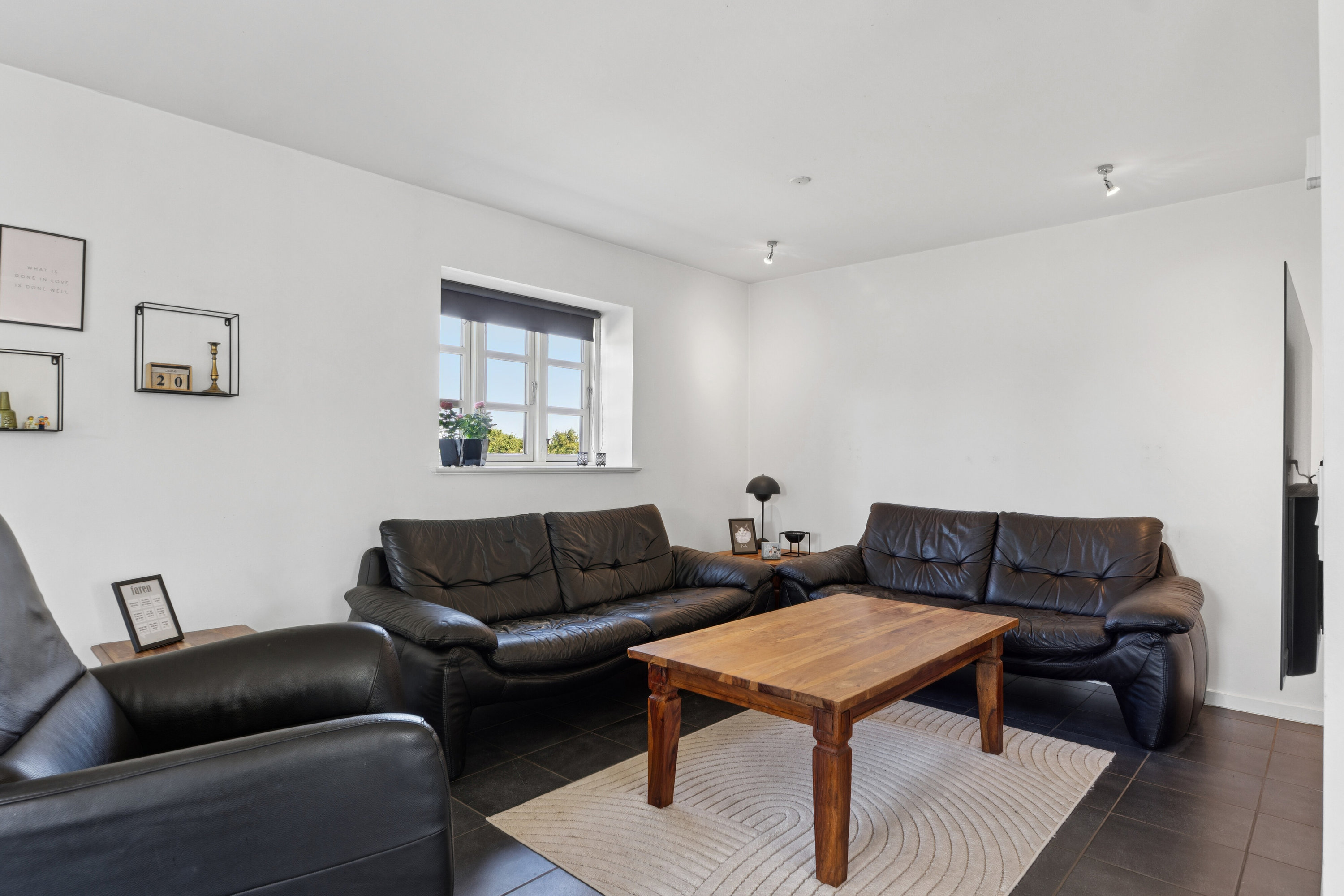 Fremhævet stue billede i fuldskærmstilstand. Billede af Charlottenlundvej 29, 8620 Kjellerup