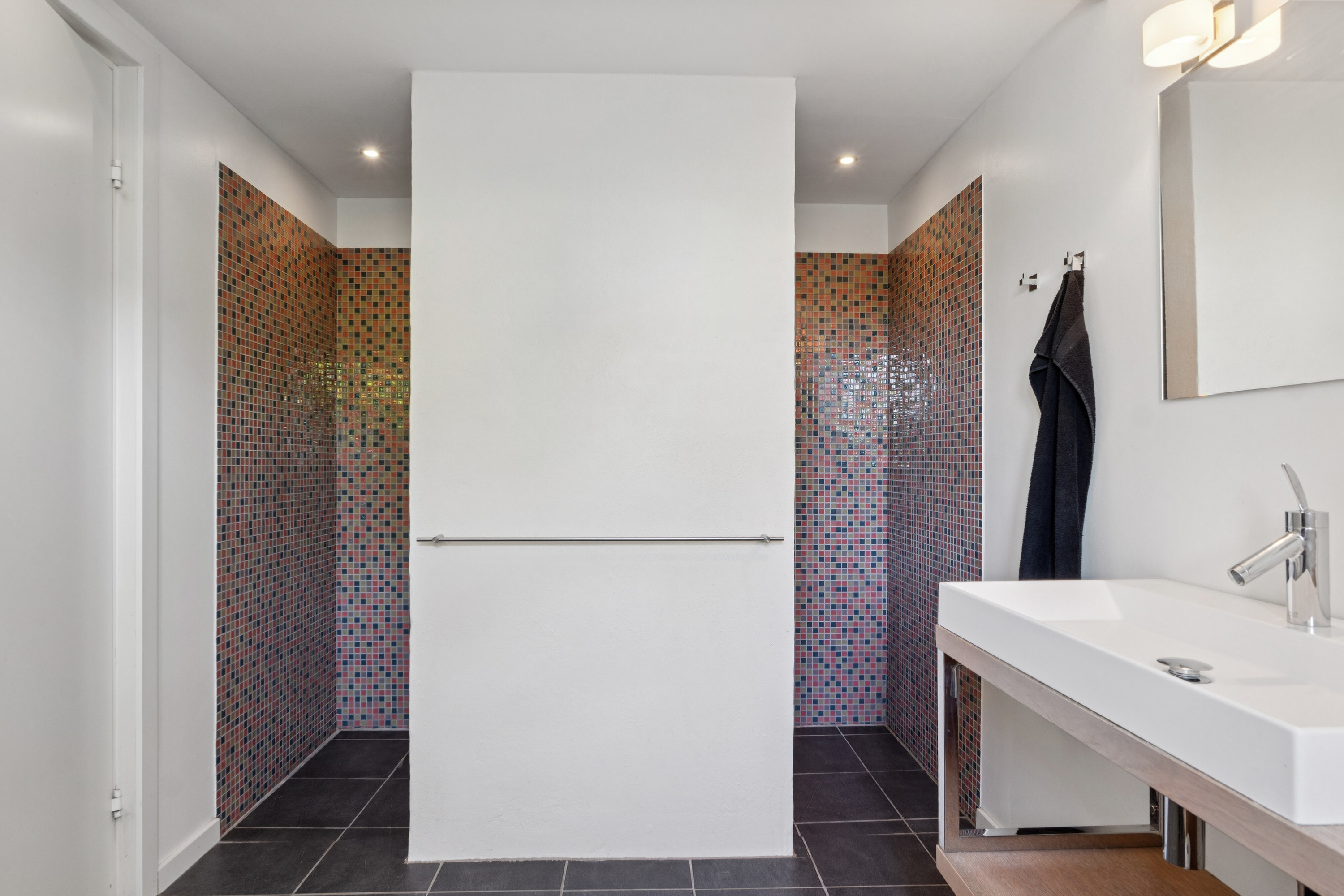 Fremhævet badeværelse billede i fuldskærmstilstand. Billede af Charlottenlundvej 29, 8620 Kjellerup