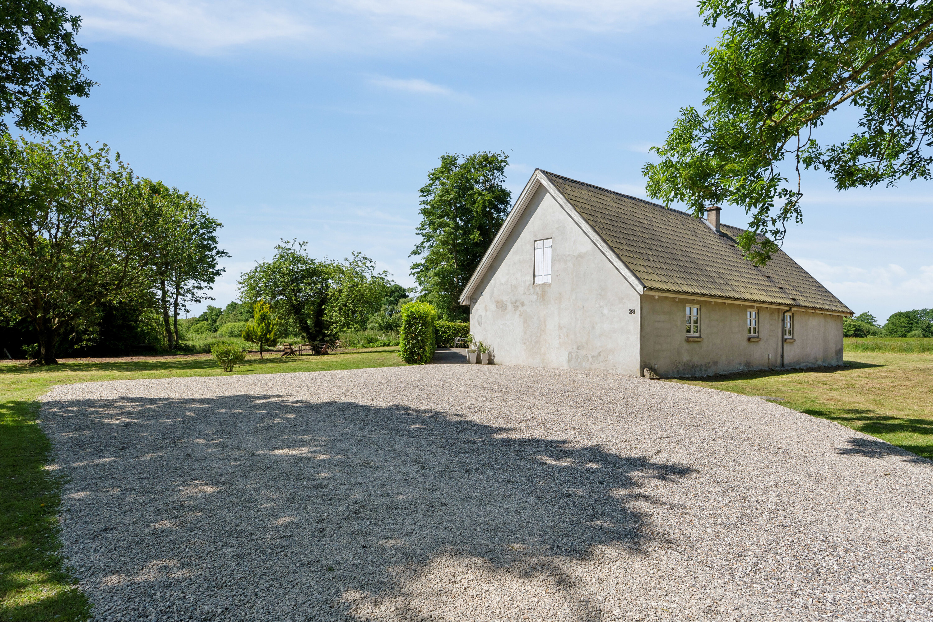 Fremhævet set fra vejen billede i fuldskærmstilstand. Billede af Charlottenlundvej 29, 8620 Kjellerup