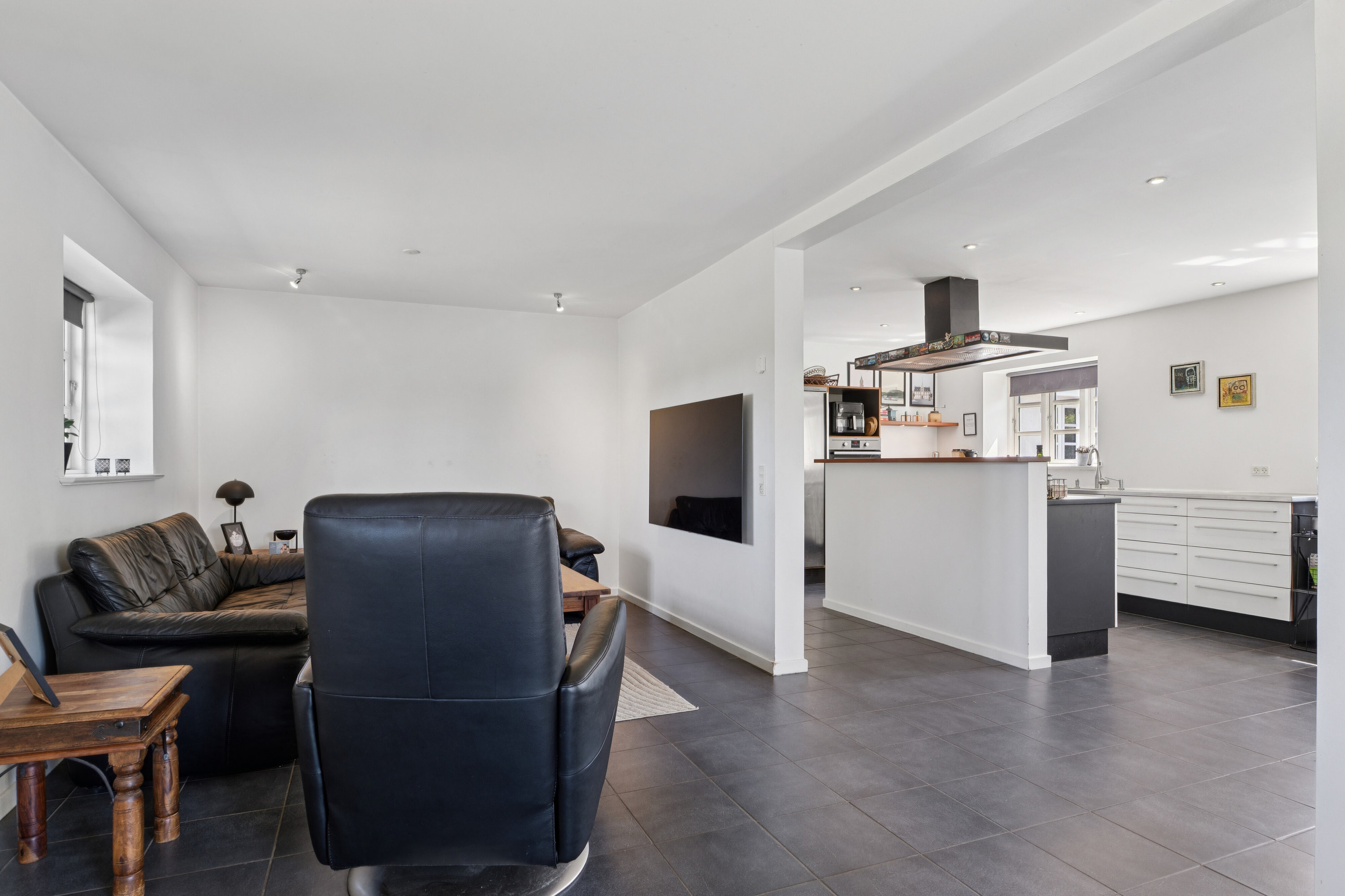 Fremhævet stue billede i fuldskærmstilstand. Billede af Charlottenlundvej 29, 8620 Kjellerup